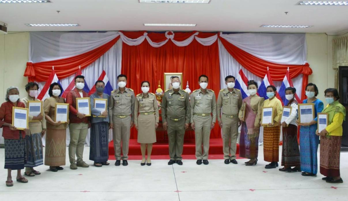 จังหวัดหนองคาย จัดพิธีลงนามถวายพระพรชัยมงคลสมเด็จพระเจ้าลูกเธอ เจ้าฟ้าสิริวัณณวรี นารีรัตนราชกัญญา เนื่องในโอกาสวันคล้ายวันประสูติ 8 มกราคม 2564 และพิธีมอบแบบลายผ้ามัดหมี่ ชื่อลาย “ผ้ามัดหมี่ลายขอเจ้าฟ้าสิริวัณณวรีฯ” แก่พัฒนาการอำเภอ และผู้แทนกลุ่มทอผ้าในจังหวัดหนองคาย