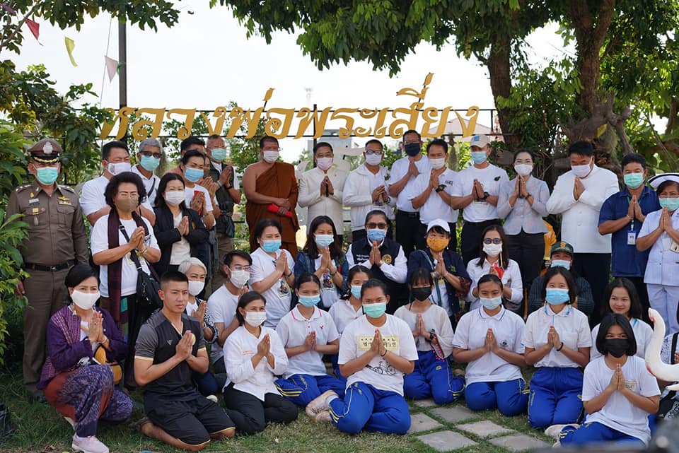 โครงการผู้ว่าพาสำรวจเส้นทาง “ตามรอยพญานาคา บูชาสิ่งศักสิทธิ์@หนองคาย” จุดที่ 3 ไหว้หลวงพ่อทันใจวัดอุทุมพร ตำบลบ้านเดื่อ อำเภอเมืองหนองคาย  ร่วมทำกิจกรรมเสื้อมัดย้อมสีธรรมชาติจากมะเดื่อ  ทำสบู่สมุนไพร พับนกใบตาลถวายพระไชยเชษฐา พร้อมทั้งร่วมรับประทานอาหารกลางวันที่ร้านเชฟชุมชน