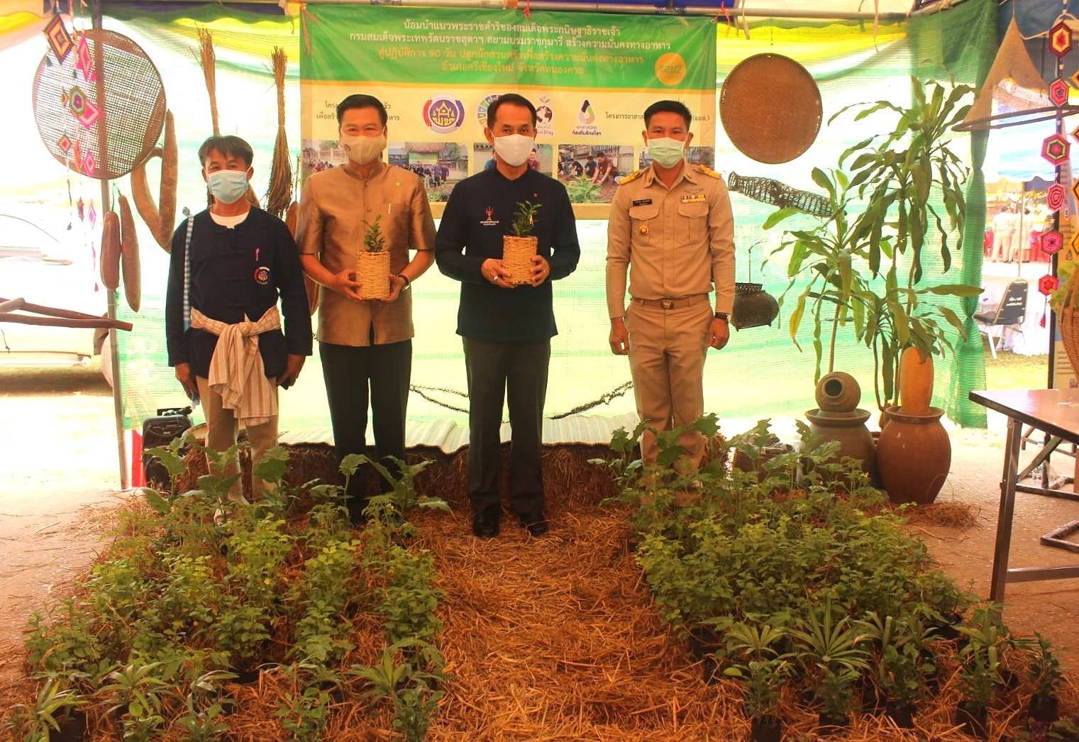 พช.หนองคาย​ ร่วมโครงการการบริการจังหวัดเคลื่อนที่แบบบูรณาการ​และหน่วยบำบัดทุกข์​ บำรุงสุข​ จังหวัดหนองคาย​ ณ​ บริเวณโรงเรียนพานพร้าว​ ตำบลพานพร้าว​ อำเภอศรีเชียงใหม่​