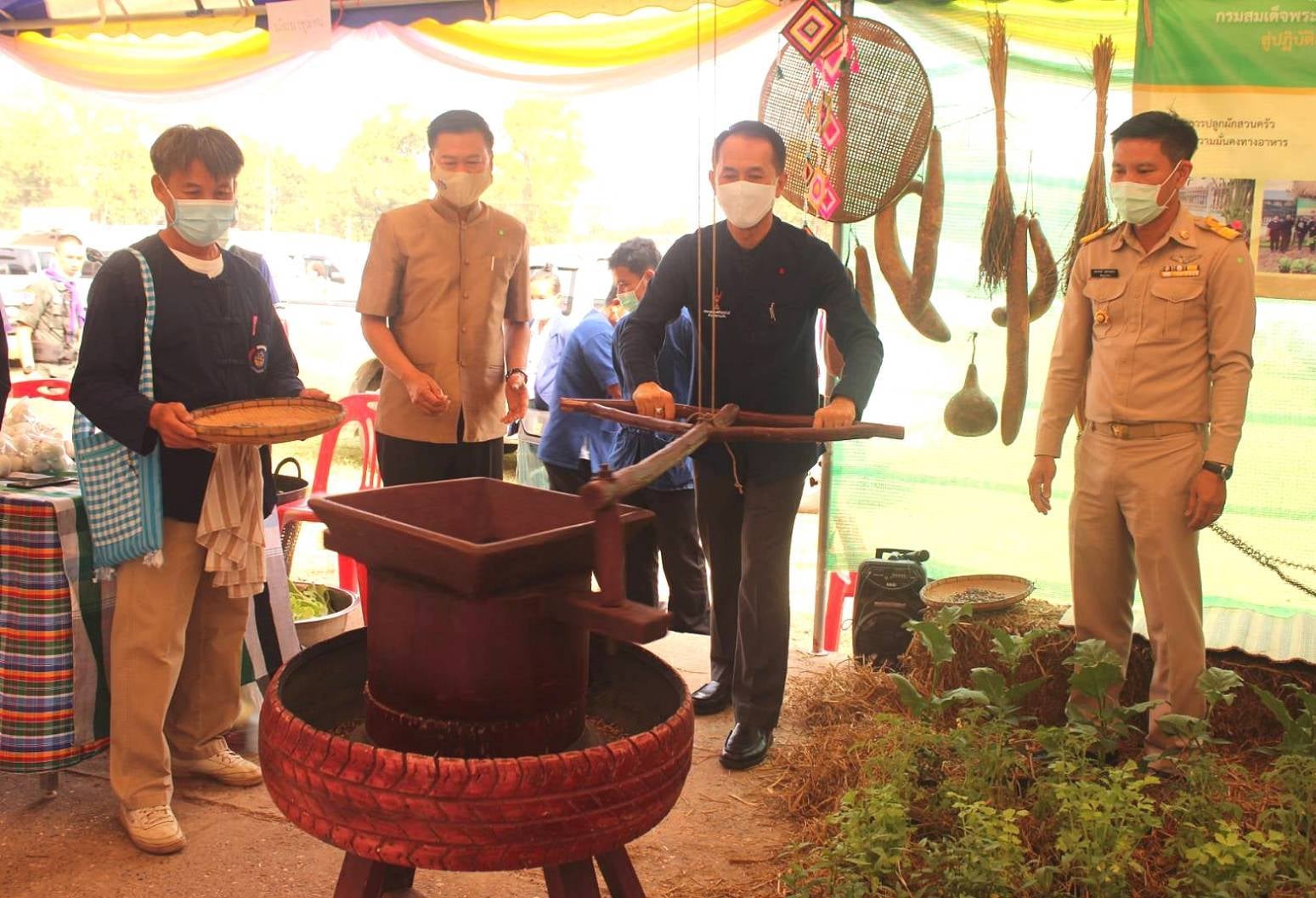 พช.หนองคาย​ ร่วมโครงการการบริการจังหวัดเคลื่อนที่แบบบูรณาการ​และหน่วยบำบัดทุกข์​ บำรุงสุข​ จังหวัดหนองคาย​ ณ​ บริเวณโรงเรียนพานพร้าว​ ตำบลพานพร้าว​ อำเภอศรีเชียงใหม่​