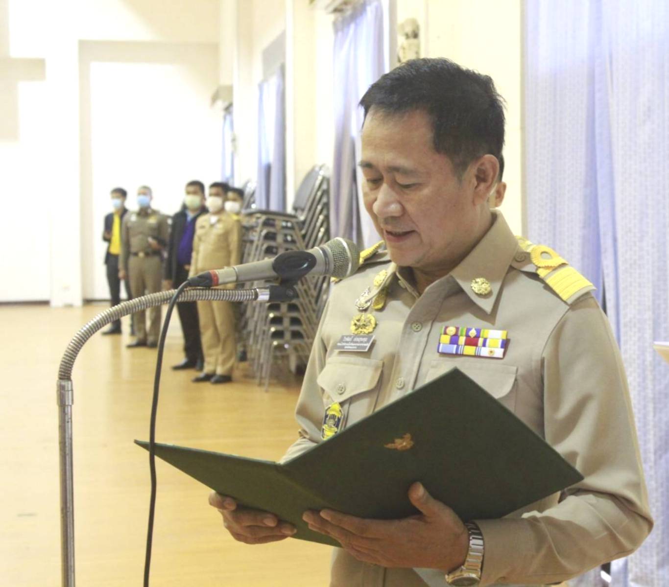 พช.หนองคาย ร่วมพิธีเชิญผ้าห่มกันหนาวพระราชทานแก่ราษฎรที่ประสบภัยหนาวในพื้นที่จังหวัดหนองคาย