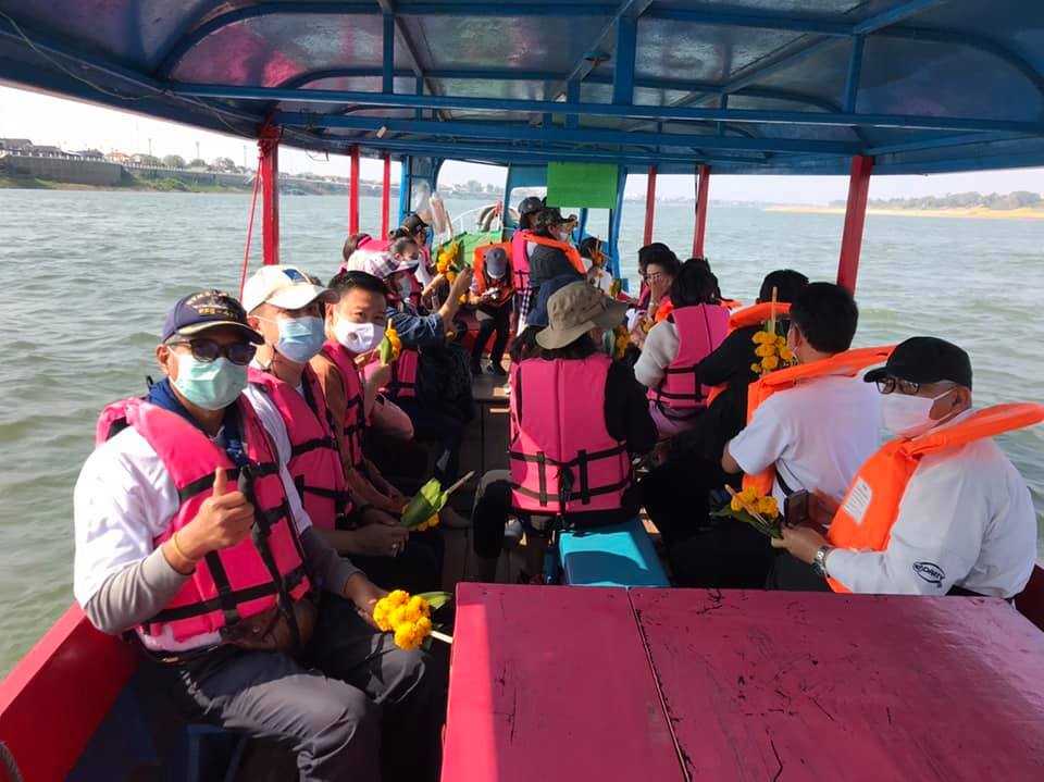 โครงการผู้ว่าพาสำรวจเส้นทาง “ตามรอยพญานาคา บูชาสิ่งศักสิทธิ์@หนองคาย” จุดที่ 1 สักการะพระธาตุหล้าหนอง อำเภอเมืองหนองคาย ซึ่งเป็นพระธาตุหักพังอยู่กลางลำน้ำโขง เป็นที่ประดิษฐานพระบรมธาตุฝ่าพระบาทเก้าพระองค์ตามตำนานอุรังคธาตุ