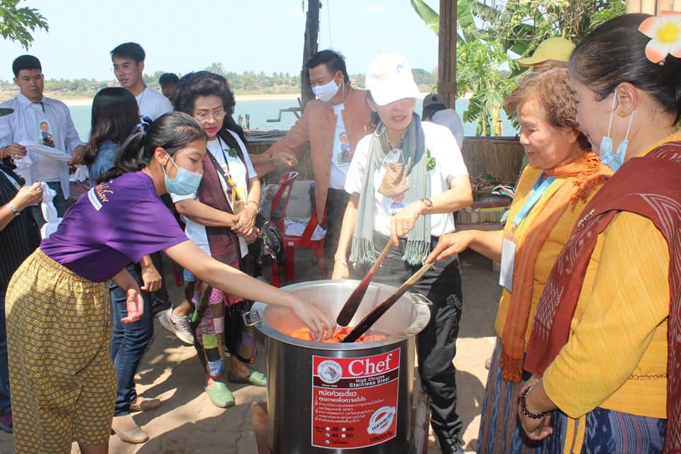 โครงการผู้ว่าพาสำรวจเส้นทาง “ตามรอยพญานาคา บูชาสิ่งศักสิทธิ์@หนองคาย” จุดที่ 3 ไหว้หลวงพ่อทันใจวัดอุทุมพร ตำบลบ้านเดื่อ อำเภอเมืองหนองคาย  ร่วมทำกิจกรรมเสื้อมัดย้อมสีธรรมชาติจากมะเดื่อ  ทำสบู่สมุนไพร พับนกใบตาลถวายพระไชยเชษฐา พร้อมทั้งร่วมรับประทานอาหารกลางวันที่ร้านเชฟชุมชน