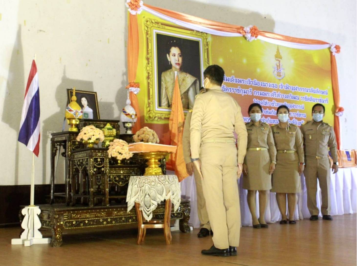พช.หนองคาย ร่วมพิธีเชิญผ้าห่มกันหนาวพระราชทานแก่ราษฎรที่ประสบภัยหนาวในพื้นที่จังหวัดหนองคาย