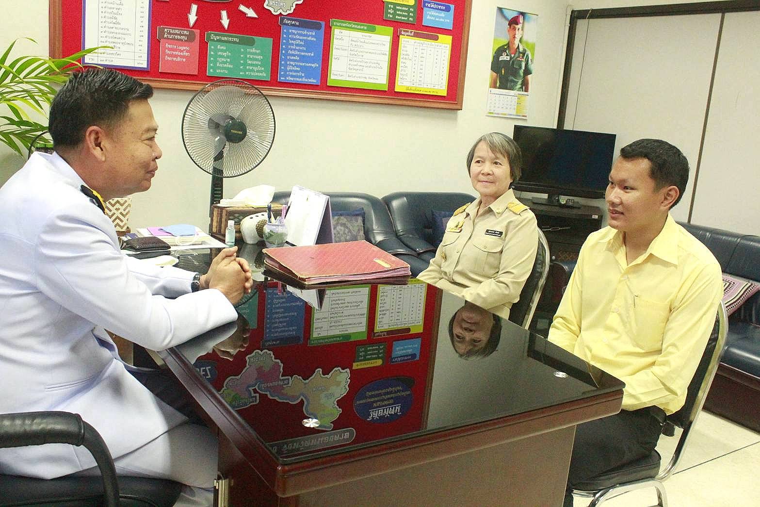 นายไพโรจน์ โสภาพร พัฒนาการจังหวัดหนองคาย ปฐมนิเทศนิติกรใหม่ คือ นายวุฒิชัย โยธามาตย์ ซึ่งเป็นพนักงานกองทุนของสำนักงานพัฒนาบทบาทสตรี กรมการพัฒนาชุมชน ปฏิบัติงานในสำนักงานเลขานุการคณะอนุกรรมการบริหารกองทุนพัฒนาบทบาทสตรีระดับจังหวัด จังหวัดหนองคาย สำนักงานพัฒนาชุมชนจังหวัดหนองคาย