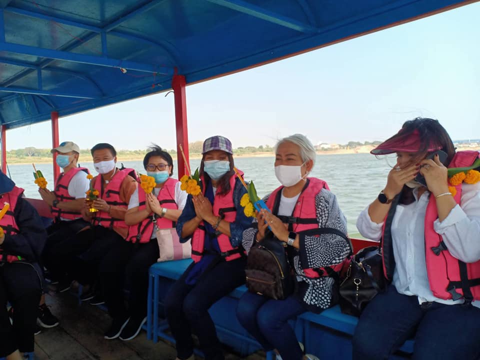 โครงการผู้ว่าพาสำรวจเส้นทาง “ตามรอยพญานาคา บูชาสิ่งศักสิทธิ์@หนองคาย” จุดที่ 1 สักการะพระธาตุหล้าหนอง อำเภอเมืองหนองคาย ซึ่งเป็นพระธาตุหักพังอยู่กลางลำน้ำโขง เป็นที่ประดิษฐานพระบรมธาตุฝ่าพระบาทเก้าพระองค์ตามตำนานอุรังคธาตุ