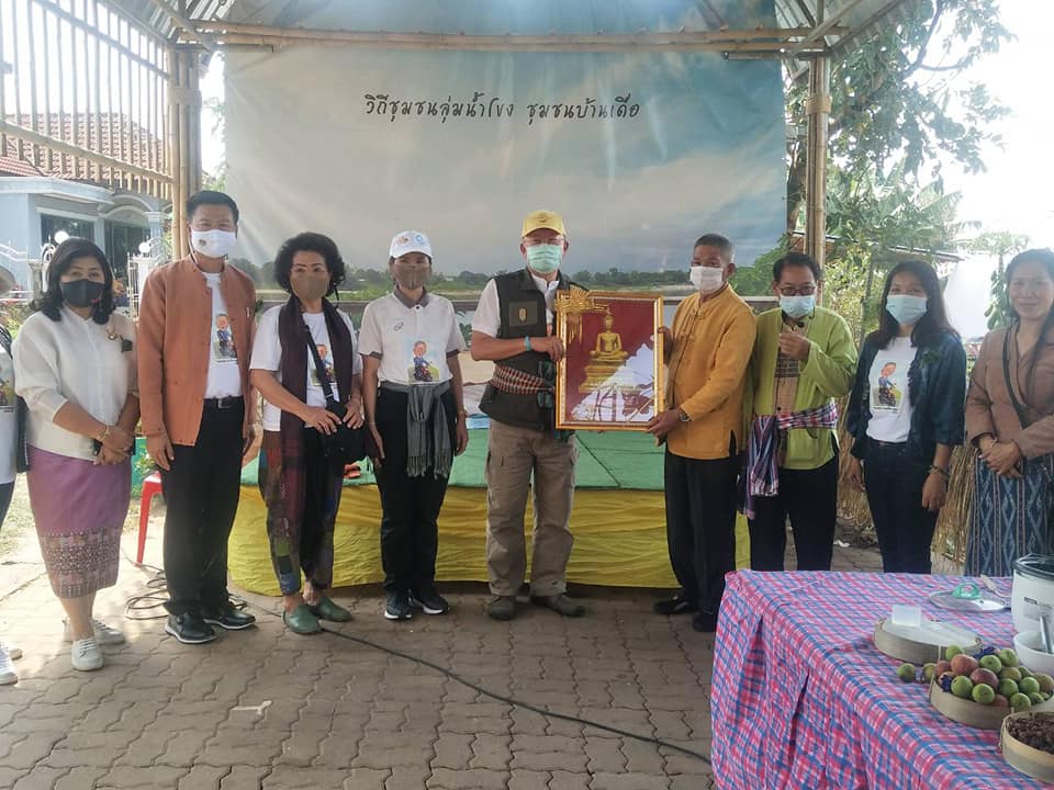 โครงการผู้ว่าพาสำรวจเส้นทาง “ตามรอยพญานาคา บูชาสิ่งศักสิทธิ์@หนองคาย” จุดที่ 3 ไหว้หลวงพ่อทันใจวัดอุทุมพร ตำบลบ้านเดื่อ อำเภอเมืองหนองคาย  ร่วมทำกิจกรรมเสื้อมัดย้อมสีธรรมชาติจากมะเดื่อ  ทำสบู่สมุนไพร พับนกใบตาลถวายพระไชยเชษฐา พร้อมทั้งร่วมรับประทานอาหารกลางวันที่ร้านเชฟชุมชน