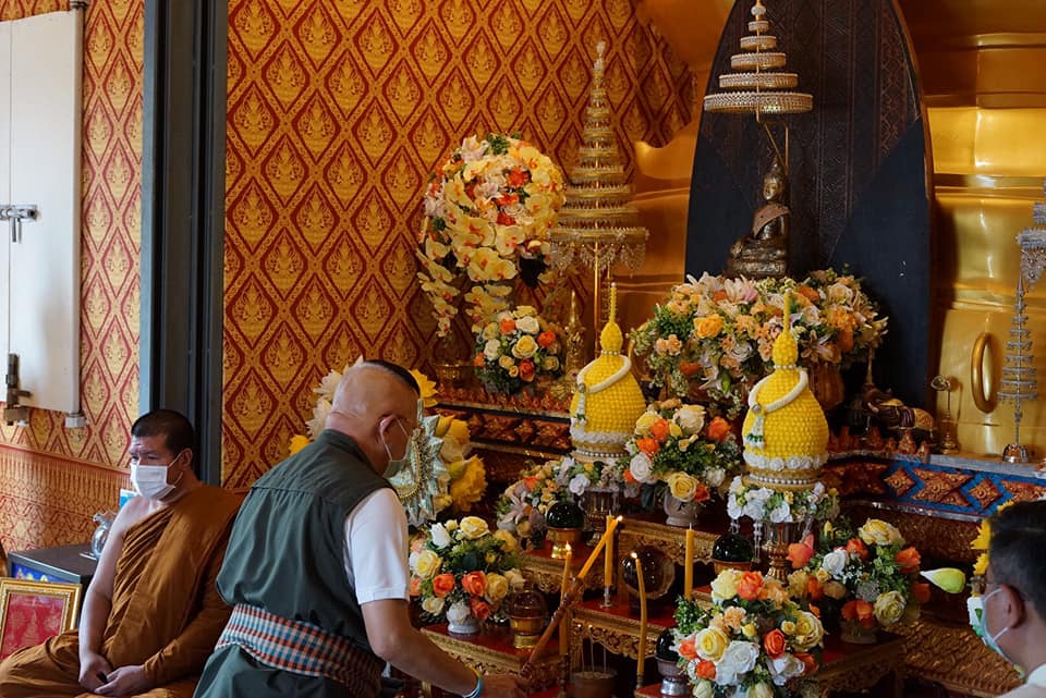 โครงการผู้ว่าพาสำรวจเส้นทาง “ตามรอยพญานาคา บูชาสิ่งศักสิทธิ์@หนองคาย” จุดที่ 4 ไหว้หลวงพ่อพระเสี่ยง วัดมณีโคตร เป็นพระพุทธรูปจากประเทศลาวที่อัญเชิญล่องแพมาตามแม่น้ำงึมและล่องมาตามลำน้ำโขง และอัญเชิญประดิษฐานไว้ที่วัดมณีโคตร ตำบลจุมพล