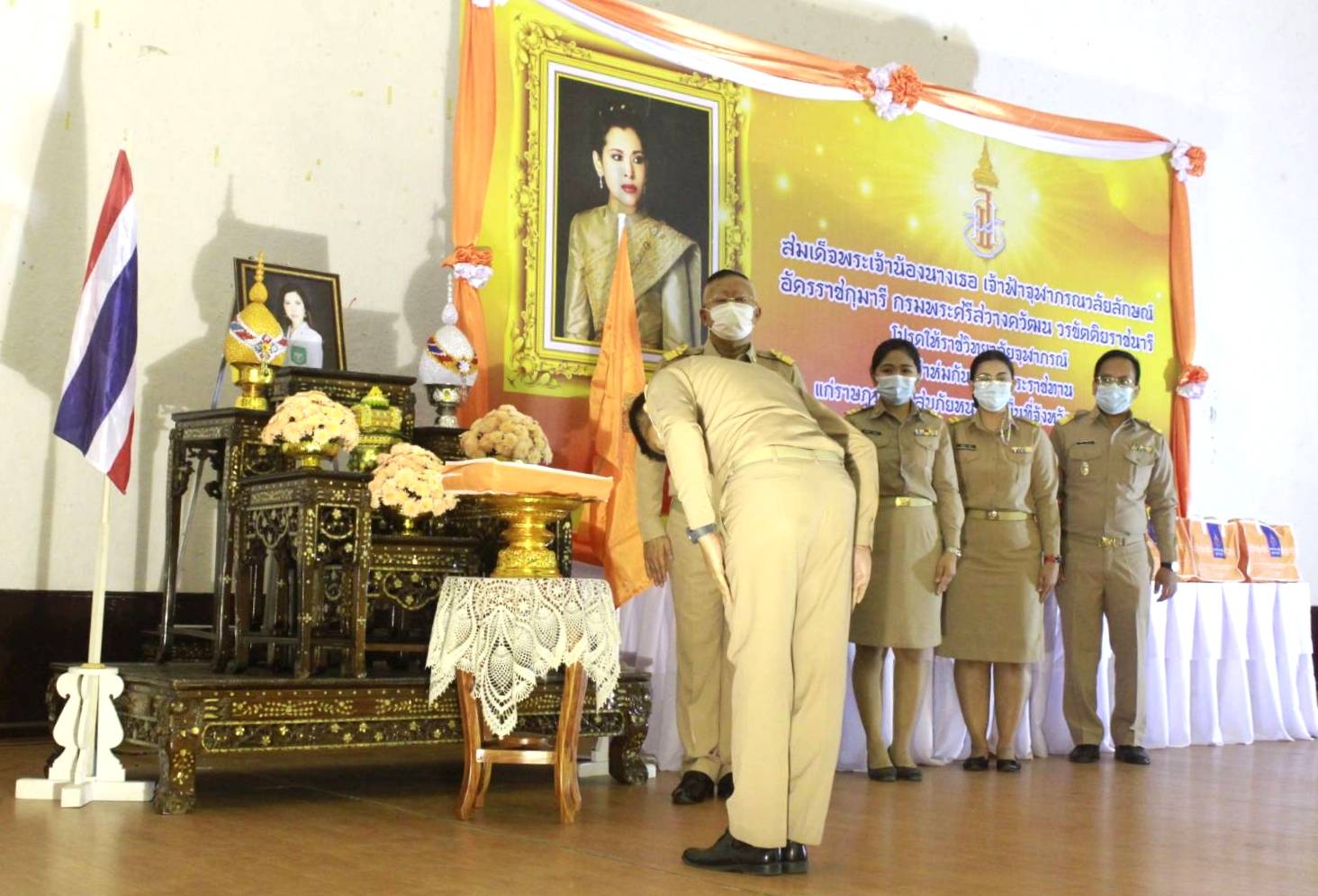 พช.หนองคาย ร่วมพิธีเชิญผ้าห่มกันหนาวพระราชทานแก่ราษฎรที่ประสบภัยหนาวในพื้นที่จังหวัดหนองคาย