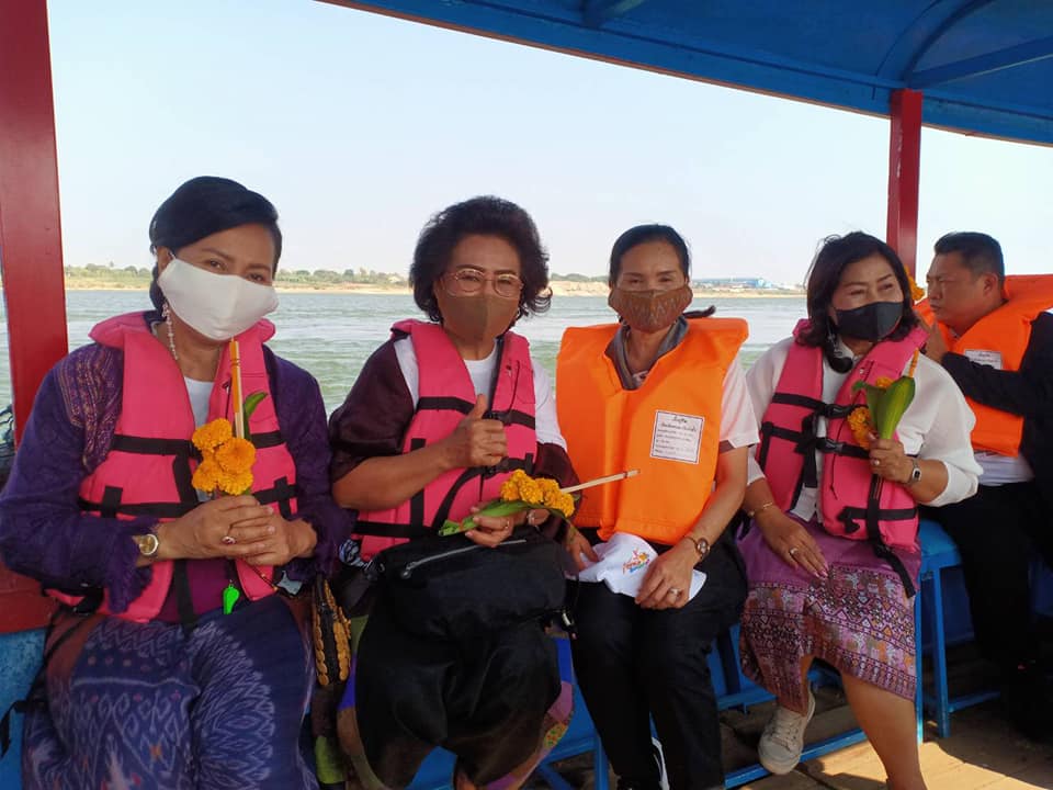 โครงการผู้ว่าพาสำรวจเส้นทาง “ตามรอยพญานาคา บูชาสิ่งศักสิทธิ์@หนองคาย” จุดที่ 1 สักการะพระธาตุหล้าหนอง อำเภอเมืองหนองคาย ซึ่งเป็นพระธาตุหักพังอยู่กลางลำน้ำโขง เป็นที่ประดิษฐานพระบรมธาตุฝ่าพระบาทเก้าพระองค์ตามตำนานอุรังคธาตุ