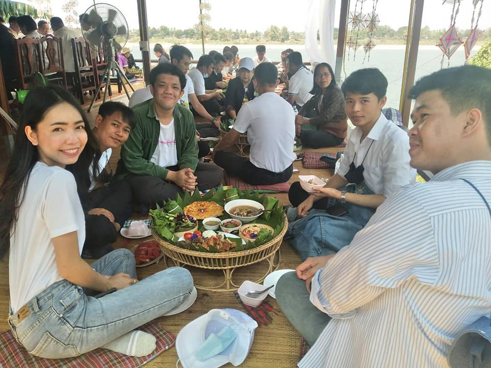 โครงการผู้ว่าพาสำรวจเส้นทาง “ตามรอยพญานาคา บูชาสิ่งศักสิทธิ์@หนองคาย” จุดที่ 3 ไหว้หลวงพ่อทันใจวัดอุทุมพร ตำบลบ้านเดื่อ อำเภอเมืองหนองคาย  ร่วมทำกิจกรรมเสื้อมัดย้อมสีธรรมชาติจากมะเดื่อ  ทำสบู่สมุนไพร พับนกใบตาลถวายพระไชยเชษฐา พร้อมทั้งร่วมรับประทานอาหารกลางวันที่ร้านเชฟชุมชน