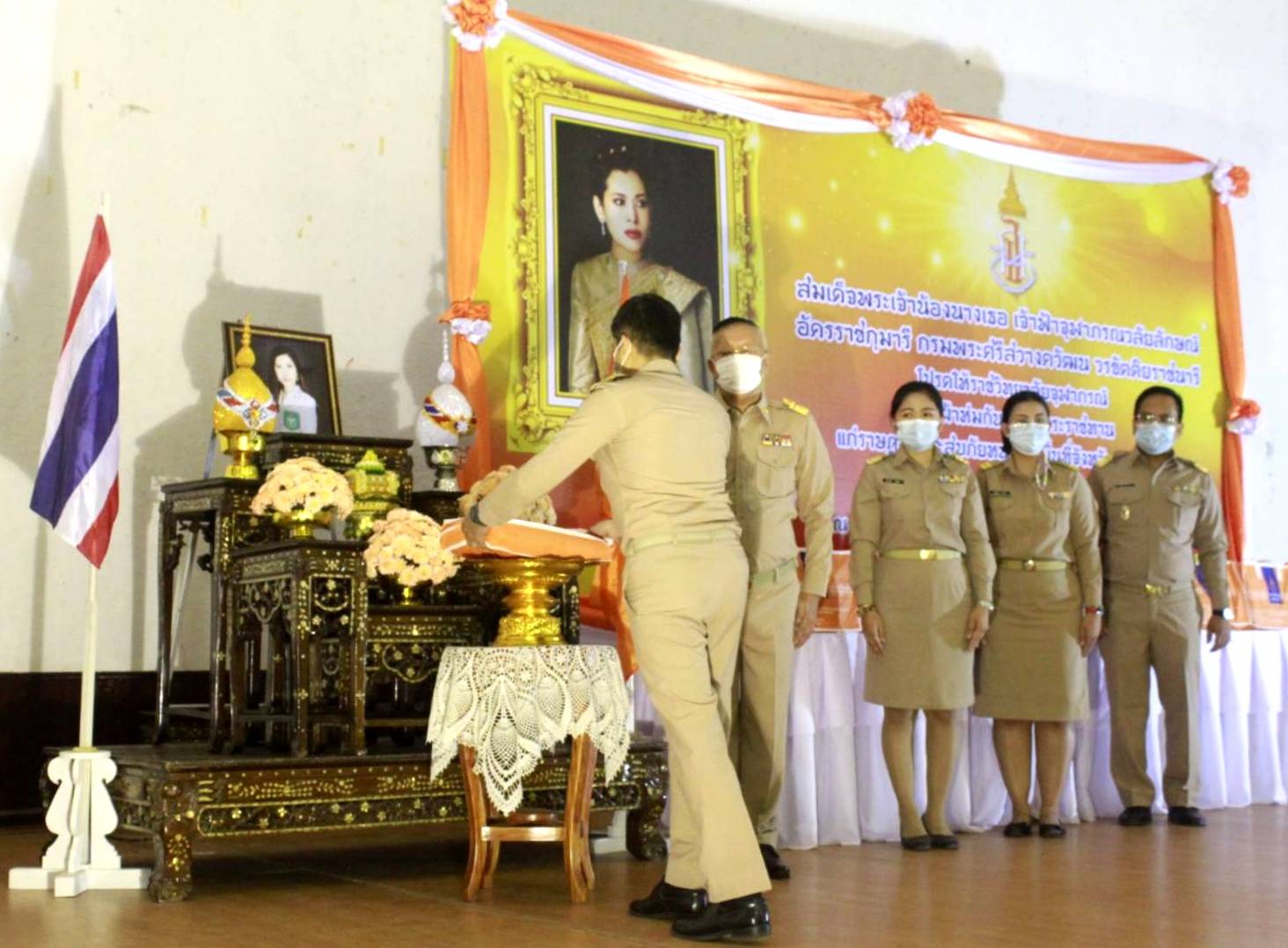 พช.หนองคาย ร่วมพิธีเชิญผ้าห่มกันหนาวพระราชทานแก่ราษฎรที่ประสบภัยหนาวในพื้นที่จังหวัดหนองคาย