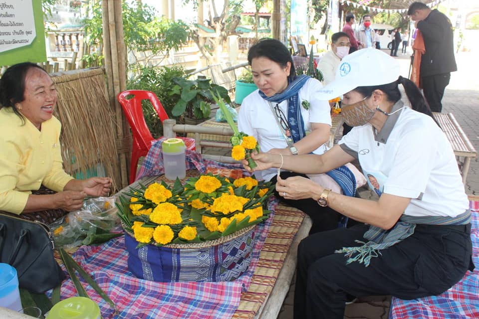 โครงการผู้ว่าพาสำรวจเส้นทาง “ตามรอยพญานาคา บูชาสิ่งศักสิทธิ์@หนองคาย” จุดที่ 3 ไหว้หลวงพ่อทันใจวัดอุทุมพร ตำบลบ้านเดื่อ อำเภอเมืองหนองคาย  ร่วมทำกิจกรรมเสื้อมัดย้อมสีธรรมชาติจากมะเดื่อ  ทำสบู่สมุนไพร พับนกใบตาลถวายพระไชยเชษฐา พร้อมทั้งร่วมรับประทานอาหารกลางวันที่ร้านเชฟชุมชน