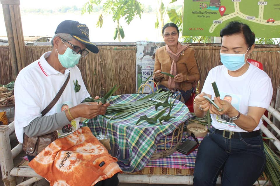 โครงการผู้ว่าพาสำรวจเส้นทาง “ตามรอยพญานาคา บูชาสิ่งศักสิทธิ์@หนองคาย” จุดที่ 3 ไหว้หลวงพ่อทันใจวัดอุทุมพร ตำบลบ้านเดื่อ อำเภอเมืองหนองคาย  ร่วมทำกิจกรรมเสื้อมัดย้อมสีธรรมชาติจากมะเดื่อ  ทำสบู่สมุนไพร พับนกใบตาลถวายพระไชยเชษฐา พร้อมทั้งร่วมรับประทานอาหารกลางวันที่ร้านเชฟชุมชน