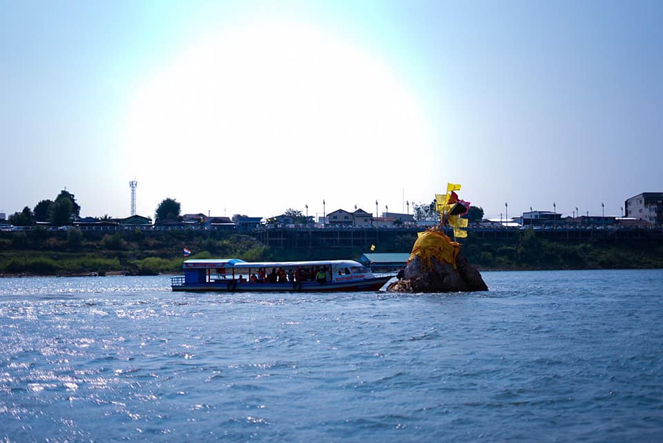 โครงการผู้ว่าพาสำรวจเส้นทาง “ตามรอยพญานาคา บูชาสิ่งศักสิทธิ์@หนองคาย” จุดที่ 1 สักการะพระธาตุหล้าหนอง อำเภอเมืองหนองคาย ซึ่งเป็นพระธาตุหักพังอยู่กลางลำน้ำโขง เป็นที่ประดิษฐานพระบรมธาตุฝ่าพระบาทเก้าพระองค์ตามตำนานอุรังคธาตุ