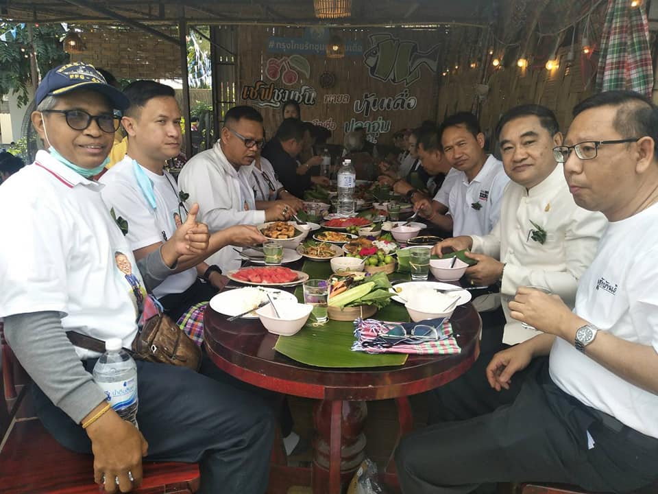 โครงการผู้ว่าพาสำรวจเส้นทาง “ตามรอยพญานาคา บูชาสิ่งศักสิทธิ์@หนองคาย” จุดที่ 3 ไหว้หลวงพ่อทันใจวัดอุทุมพร ตำบลบ้านเดื่อ อำเภอเมืองหนองคาย  ร่วมทำกิจกรรมเสื้อมัดย้อมสีธรรมชาติจากมะเดื่อ  ทำสบู่สมุนไพร พับนกใบตาลถวายพระไชยเชษฐา พร้อมทั้งร่วมรับประทานอาหารกลางวันที่ร้านเชฟชุมชน