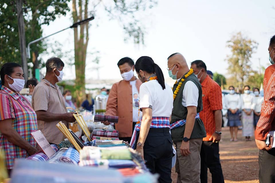 โครงการผู้ว่าพาสำรวจเส้นทาง “ตามรอยพญานาคา บูชาสิ่งศักสิทธิ์@หนองคาย” จุดที่ 5 สักการะพระวัดไทย ถ้ำพญานาค อำเภอโพนพิสัย จุดที่ 6 ไหว้รอยพระพุทธบาท วัดพระพุทธบาทนาหงส์ เป็นสิ่งศักดิ์สิทธิ์คู่บ้านคู่เมือง ของชาวตำบลพระบาทนาสิงห์ อำเภอรัตนวาปี จุดที่ 7 เยี่ยมชมกลุ่มทอผ้าพระบาทนาหงส์ จุดที่ 8 สักการะรูปปั้นพญานาค”พญาสุขหัตถีนาค” “พญานาโคศรีมงคล” “พญาสุขราชานาค” ณ วัดราชโพนแพง อ.รัตนวาปี  จุดที่ 9 รับประทานอาหารเย็น ที่ร้านโขงวิว อำเภอโพนพิสัย