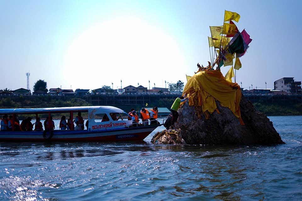 โครงการผู้ว่าพาสำรวจเส้นทาง “ตามรอยพญานาคา บูชาสิ่งศักสิทธิ์@หนองคาย” จุดที่ 1 สักการะพระธาตุหล้าหนอง อำเภอเมืองหนองคาย ซึ่งเป็นพระธาตุหักพังอยู่กลางลำน้ำโขง เป็นที่ประดิษฐานพระบรมธาตุฝ่าพระบาทเก้าพระองค์ตามตำนานอุรังคธาตุ