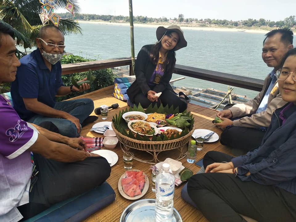 โครงการผู้ว่าพาสำรวจเส้นทาง “ตามรอยพญานาคา บูชาสิ่งศักสิทธิ์@หนองคาย” จุดที่ 3 ไหว้หลวงพ่อทันใจวัดอุทุมพร ตำบลบ้านเดื่อ อำเภอเมืองหนองคาย  ร่วมทำกิจกรรมเสื้อมัดย้อมสีธรรมชาติจากมะเดื่อ  ทำสบู่สมุนไพร พับนกใบตาลถวายพระไชยเชษฐา พร้อมทั้งร่วมรับประทานอาหารกลางวันที่ร้านเชฟชุมชน