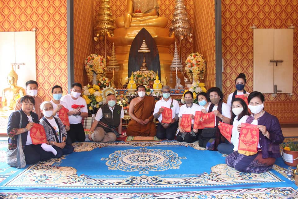 โครงการผู้ว่าพาสำรวจเส้นทาง “ตามรอยพญานาคา บูชาสิ่งศักสิทธิ์@หนองคาย” จุดที่ 4 ไหว้หลวงพ่อพระเสี่ยง วัดมณีโคตร เป็นพระพุทธรูปจากประเทศลาวที่อัญเชิญล่องแพมาตามแม่น้ำงึมและล่องมาตามลำน้ำโขง และอัญเชิญประดิษฐานไว้ที่วัดมณีโคตร ตำบลจุมพล