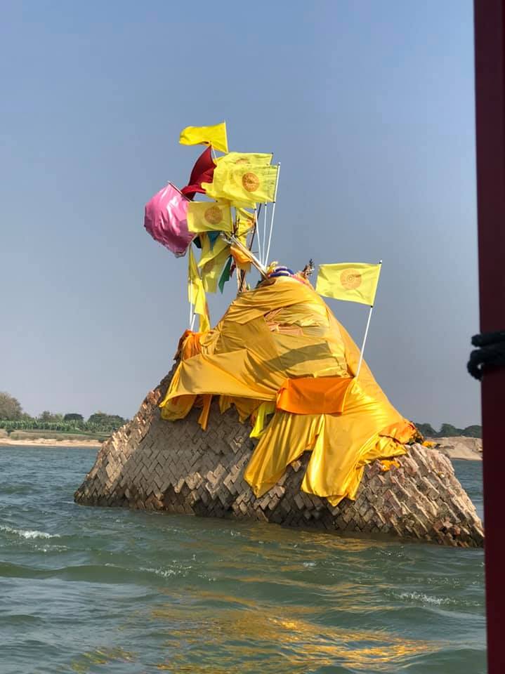 โครงการผู้ว่าพาสำรวจเส้นทาง “ตามรอยพญานาคา บูชาสิ่งศักสิทธิ์@หนองคาย” จุดที่ 1 สักการะพระธาตุหล้าหนอง อำเภอเมืองหนองคาย ซึ่งเป็นพระธาตุหักพังอยู่กลางลำน้ำโขง เป็นที่ประดิษฐานพระบรมธาตุฝ่าพระบาทเก้าพระองค์ตามตำนานอุรังคธาตุ