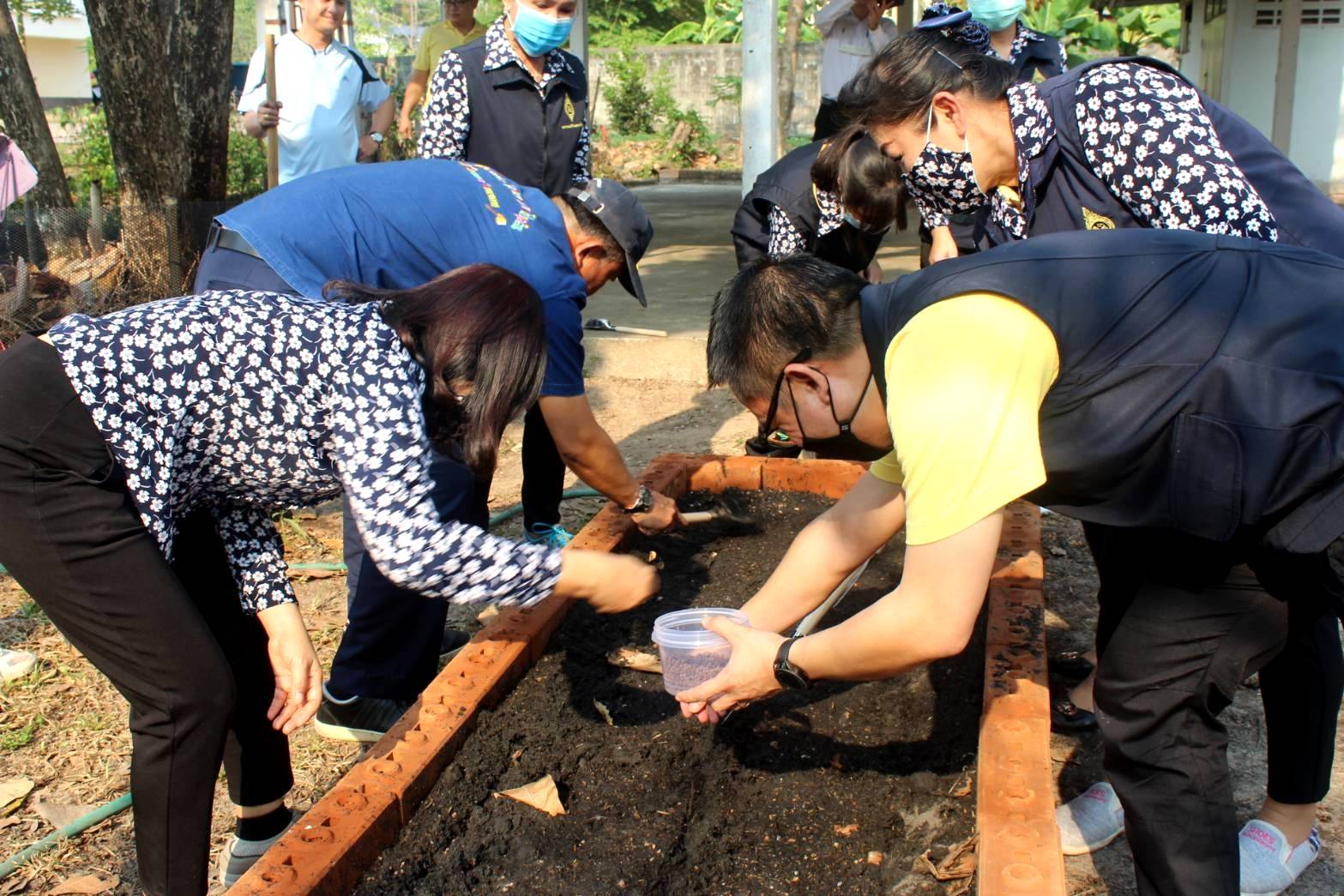 พช.หนองคาย ร่วมกิจกรรม”การน้อมนำแนวพระราชดำริของสมเด็จพระกนิษฐาธิราชเจ้า กรมสมเด็จพระเทพรัตนราชสุดาฯ สยามบรมราชกุมารี สร้างความมั่นคงทางอาหารสู่ปฏิบัติการ 90 วัน ปลูกผักสวนครัวเพื่อสร้างความมั่นคงทางอาหาร”