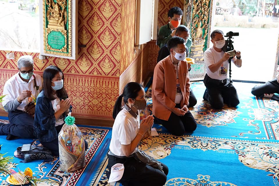 โครงการผู้ว่าพาสำรวจเส้นทาง “ตามรอยพญานาคา บูชาสิ่งศักสิทธิ์@หนองคาย” จุดที่ 3 ไหว้หลวงพ่อทันใจวัดอุทุมพร ตำบลบ้านเดื่อ อำเภอเมืองหนองคาย  ร่วมทำกิจกรรมเสื้อมัดย้อมสีธรรมชาติจากมะเดื่อ  ทำสบู่สมุนไพร พับนกใบตาลถวายพระไชยเชษฐา พร้อมทั้งร่วมรับประทานอาหารกลางวันที่ร้านเชฟชุมชน