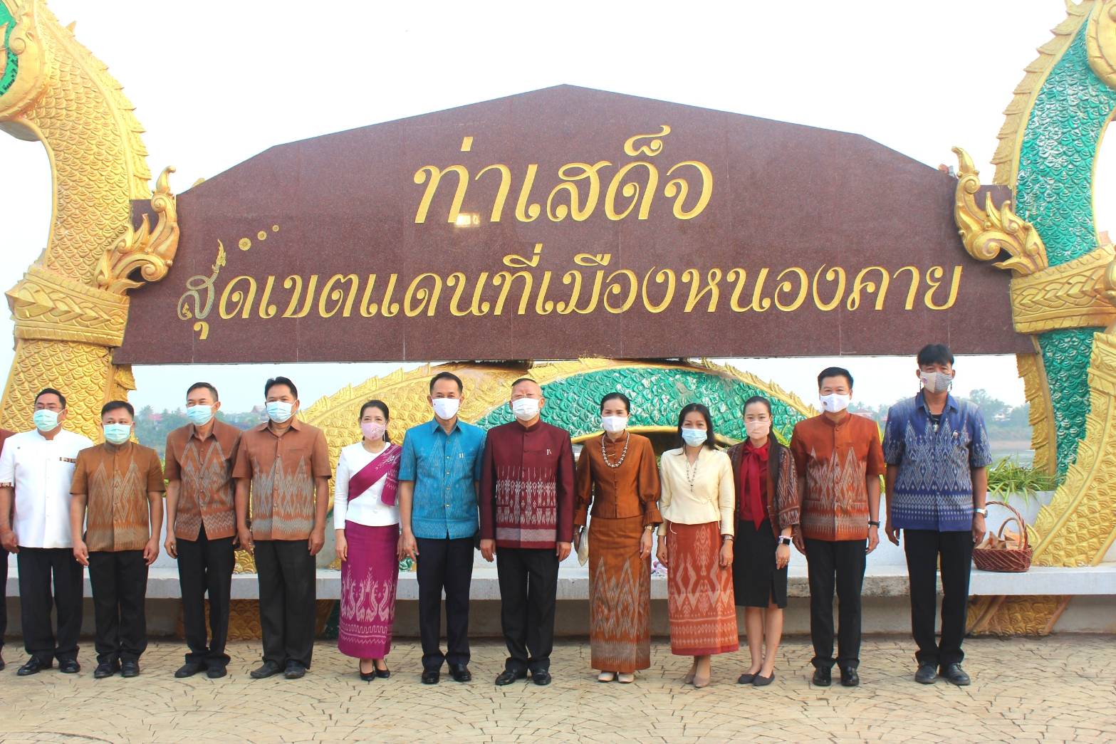 จังหวัดหนองคายจัดกิจกรรม”นุ่งผ้าหนองคาย ใส่บาตรริมโขง”โดยมีนายประเสริฐ ลือชาธนานนท์ ผู้ว่าราชการจังหวัดหนองคาย เป็นประธาน