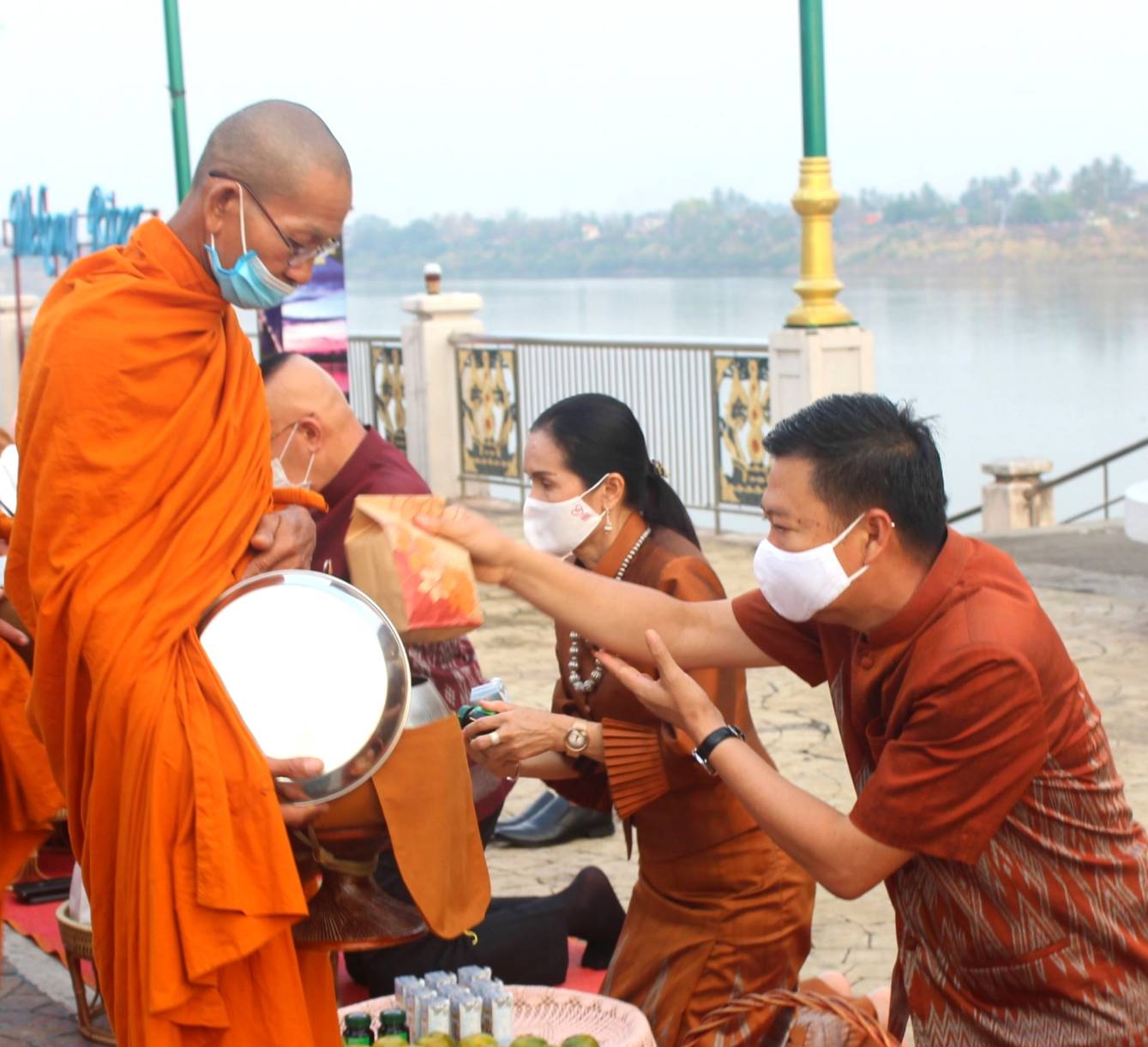 จังหวัดหนองคายจัดกิจกรรม”นุ่งผ้าหนองคาย ใส่บาตรริมโขง”โดยมีนายประเสริฐ ลือชาธนานนท์ ผู้ว่าราชการจังหวัดหนองคาย เป็นประธาน