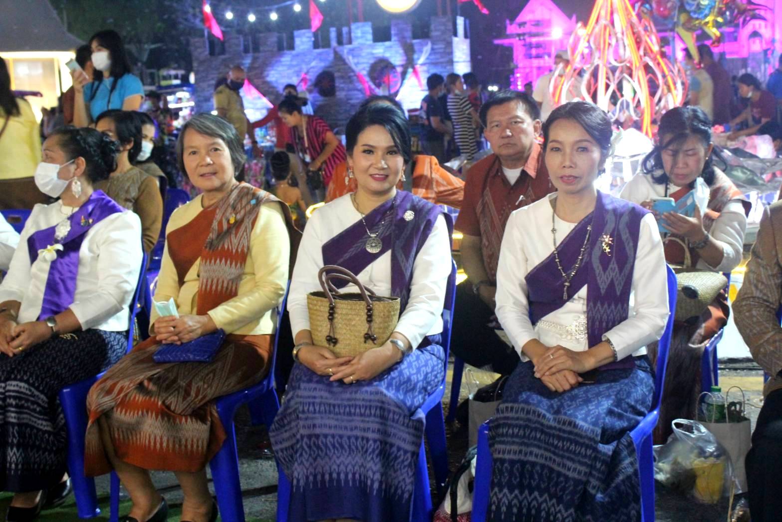 พช.หนองคาย จัดงาน แสดงและจำหน่ายผลิตภัณฑ์ OTOP จังหวัดหนองคาย ในงานฉลองอนุสาวรีย์ปราบฮ่อ ใต้ร่มพระบารมี 194 ปี เมืองหนองคาย และงานกาชาด จังหวัดหนองคาย พ.ศ. 2564