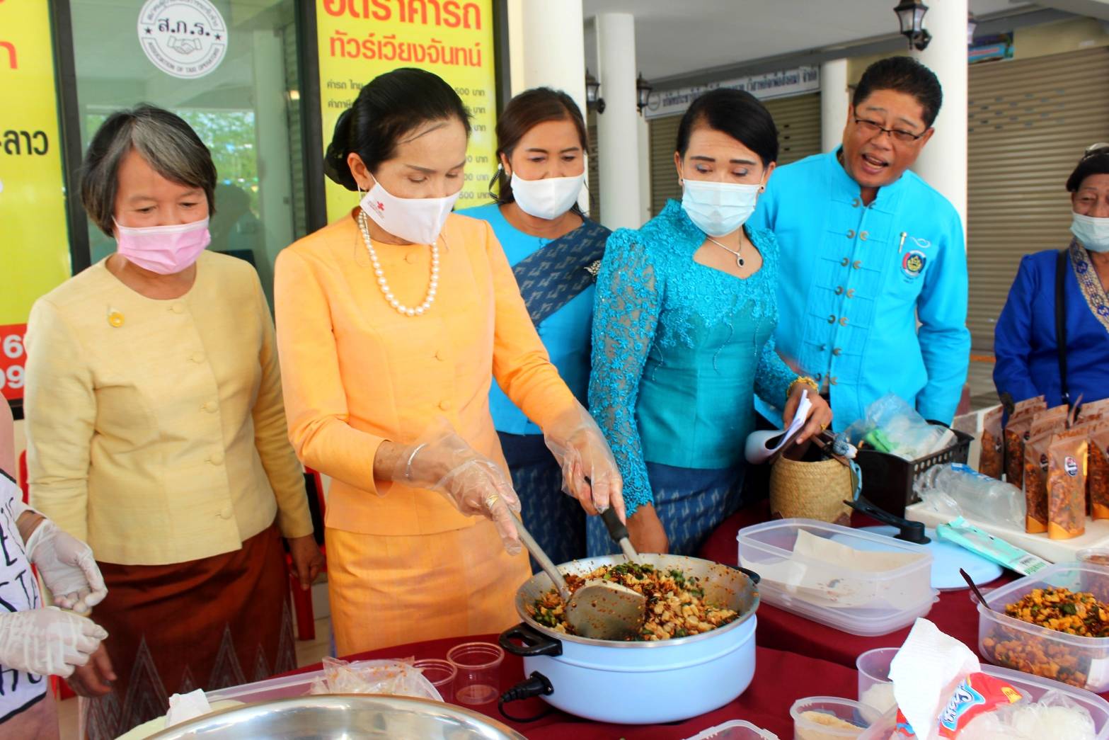 จังหวัดหนองคาย ร่วมกับคณะกรรมการพัฒนาสตรีจังหวัดหนองคาย จัดงานวันสตรีสากล ตามโครงการสตรีหนองคาย เพิ่มพูนทักษะการประกอบอาชีพ เพื่อสร้างความมั่นคงทางอาหาร สู้วิกฤติ COVID-19