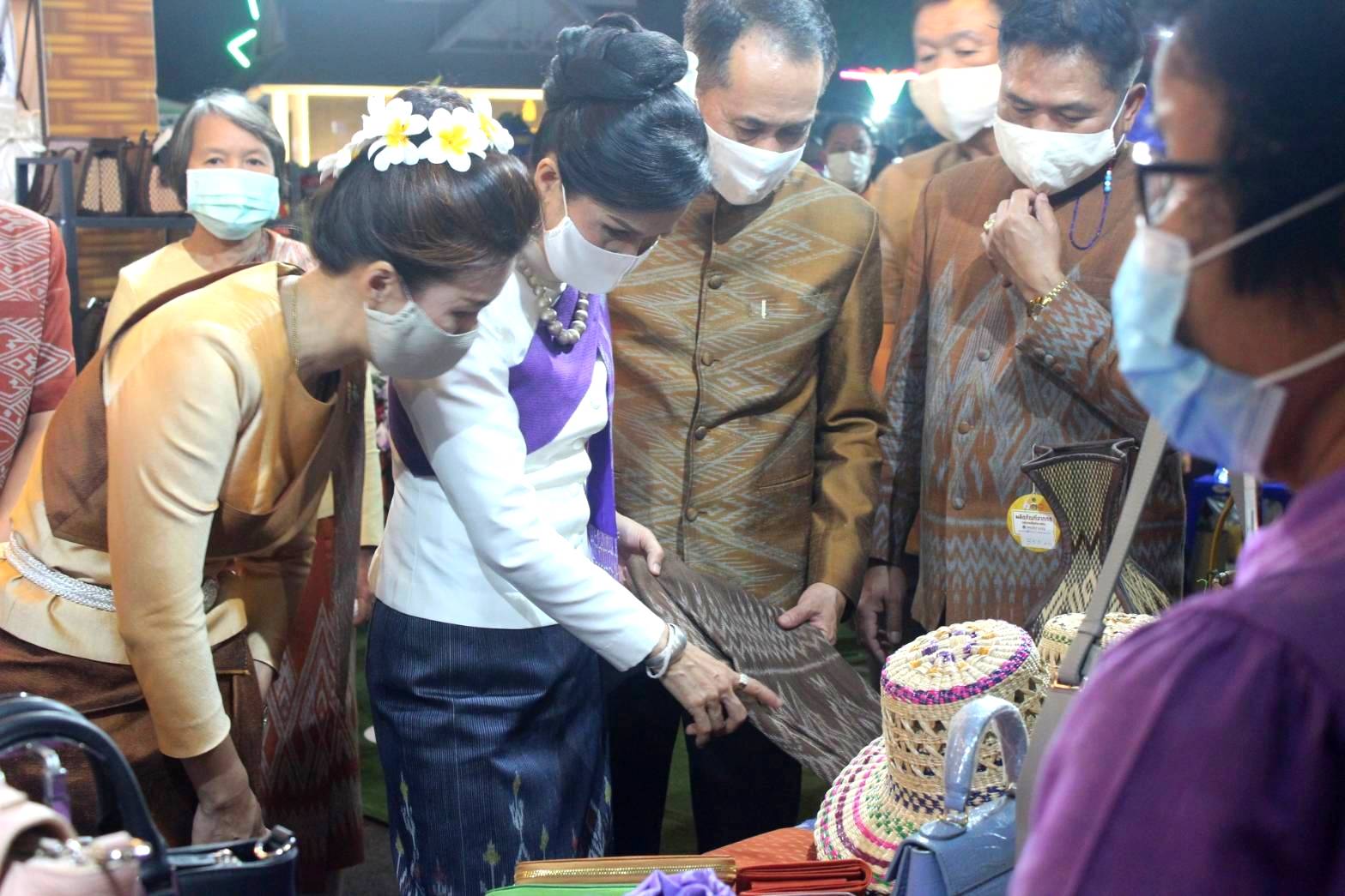 พช.หนองคาย จัดงาน แสดงและจำหน่ายผลิตภัณฑ์ OTOP จังหวัดหนองคาย ในงานฉลองอนุสาวรีย์ปราบฮ่อ ใต้ร่มพระบารมี 194 ปี เมืองหนองคาย และงานกาชาด จังหวัดหนองคาย พ.ศ. 2564