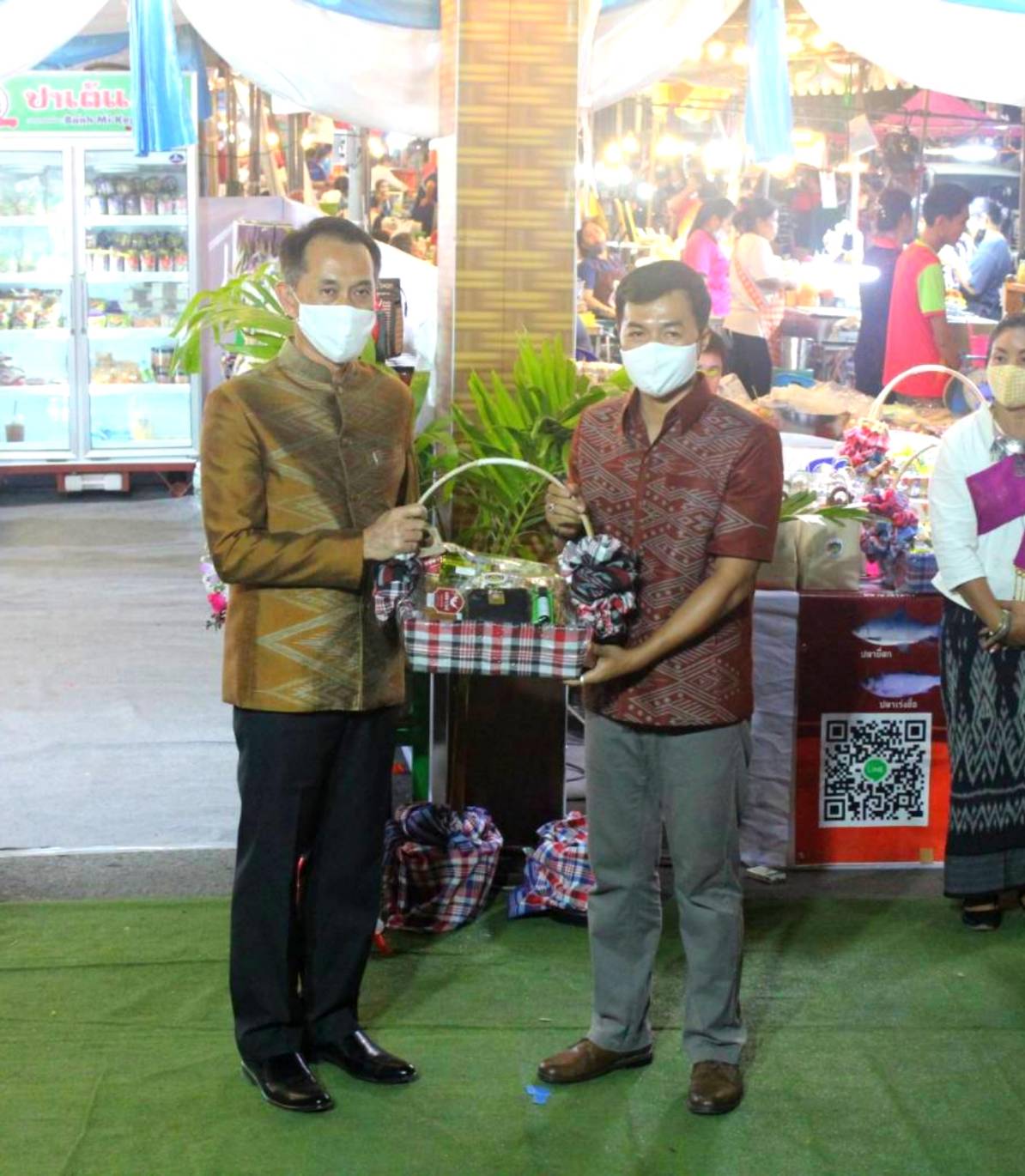 พช.หนองคาย จัดงาน แสดงและจำหน่ายผลิตภัณฑ์ OTOP จังหวัดหนองคาย ในงานฉลองอนุสาวรีย์ปราบฮ่อ ใต้ร่มพระบารมี 194 ปี เมืองหนองคาย และงานกาชาด จังหวัดหนองคาย พ.ศ. 2564