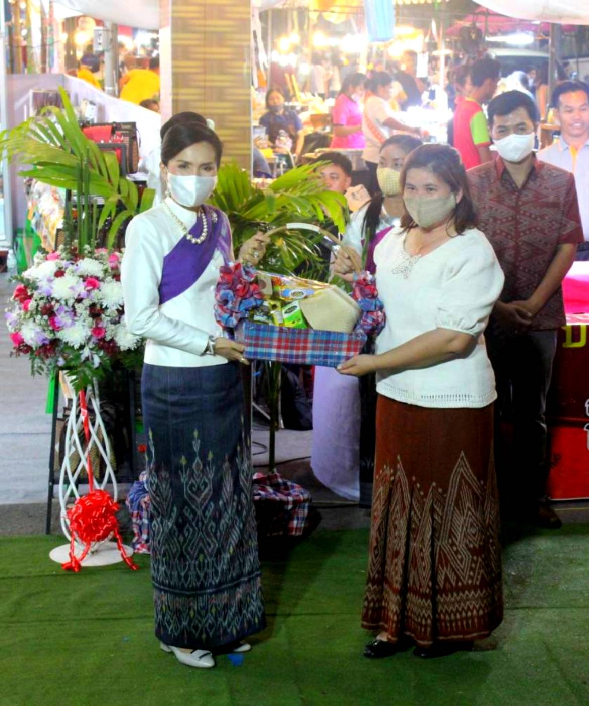 พช.หนองคาย จัดงาน แสดงและจำหน่ายผลิตภัณฑ์ OTOP จังหวัดหนองคาย ในงานฉลองอนุสาวรีย์ปราบฮ่อ ใต้ร่มพระบารมี 194 ปี เมืองหนองคาย และงานกาชาด จังหวัดหนองคาย พ.ศ. 2564