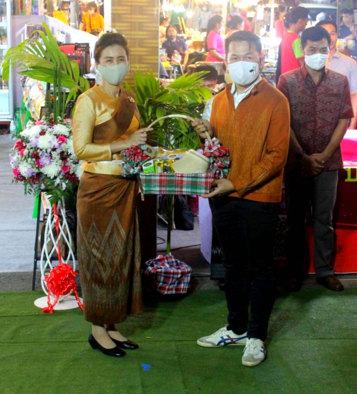 พช.หนองคาย จัดงาน แสดงและจำหน่ายผลิตภัณฑ์ OTOP จังหวัดหนองคาย ในงานฉลองอนุสาวรีย์ปราบฮ่อ ใต้ร่มพระบารมี 194 ปี เมืองหนองคาย และงานกาชาด จังหวัดหนองคาย พ.ศ. 2564