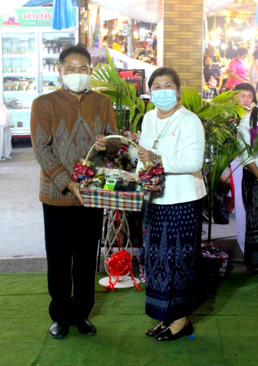 พช.หนองคาย จัดงาน แสดงและจำหน่ายผลิตภัณฑ์ OTOP จังหวัดหนองคาย ในงานฉลองอนุสาวรีย์ปราบฮ่อ ใต้ร่มพระบารมี 194 ปี เมืองหนองคาย และงานกาชาด จังหวัดหนองคาย พ.ศ. 2564