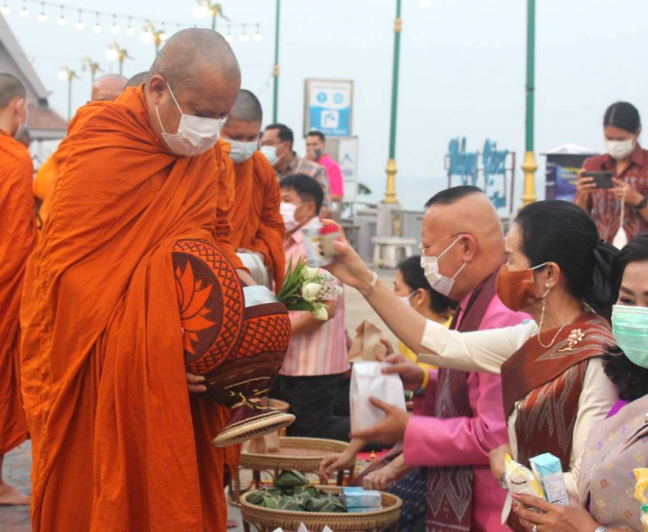 จังหวัดหนองคายจัดกิจกรรม”นุ่งผ้าหนองคาย ใส่บาตรริมโขง”โดยมีนายประเสริฐ ลือชาธนานนท์ ผู้ว่าราชการจังหวัดหนองคาย เป็นประธาน