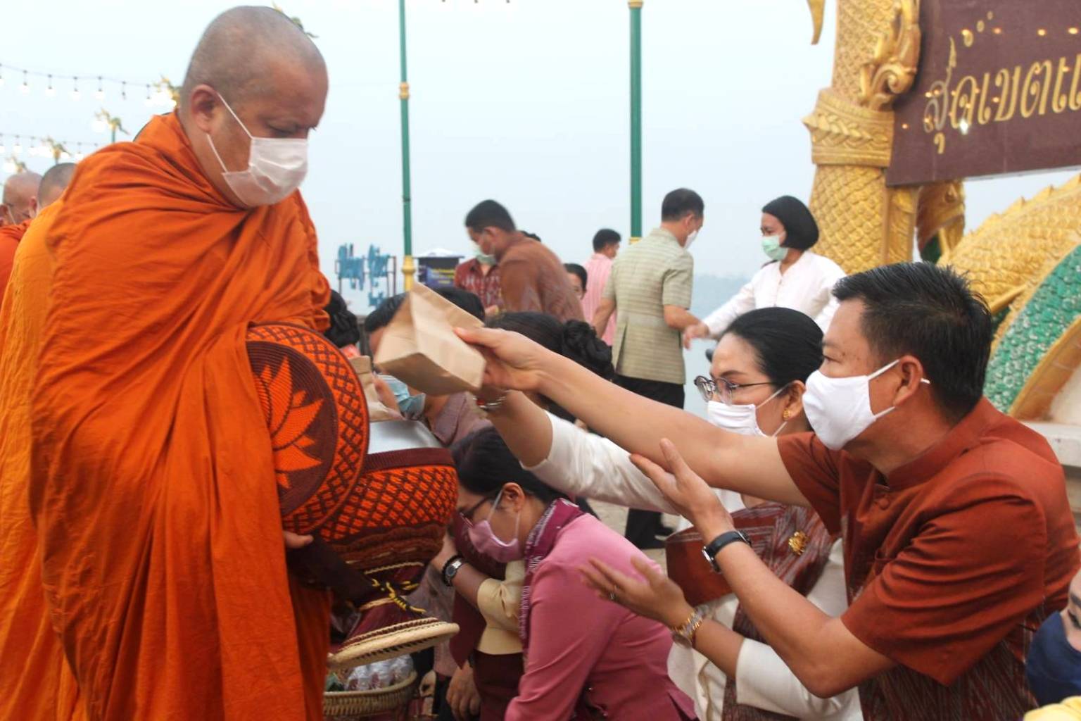 จังหวัดหนองคายจัดกิจกรรม”นุ่งผ้าหนองคาย ใส่บาตรริมโขง”โดยมีนายประเสริฐ ลือชาธนานนท์ ผู้ว่าราชการจังหวัดหนองคาย เป็นประธาน