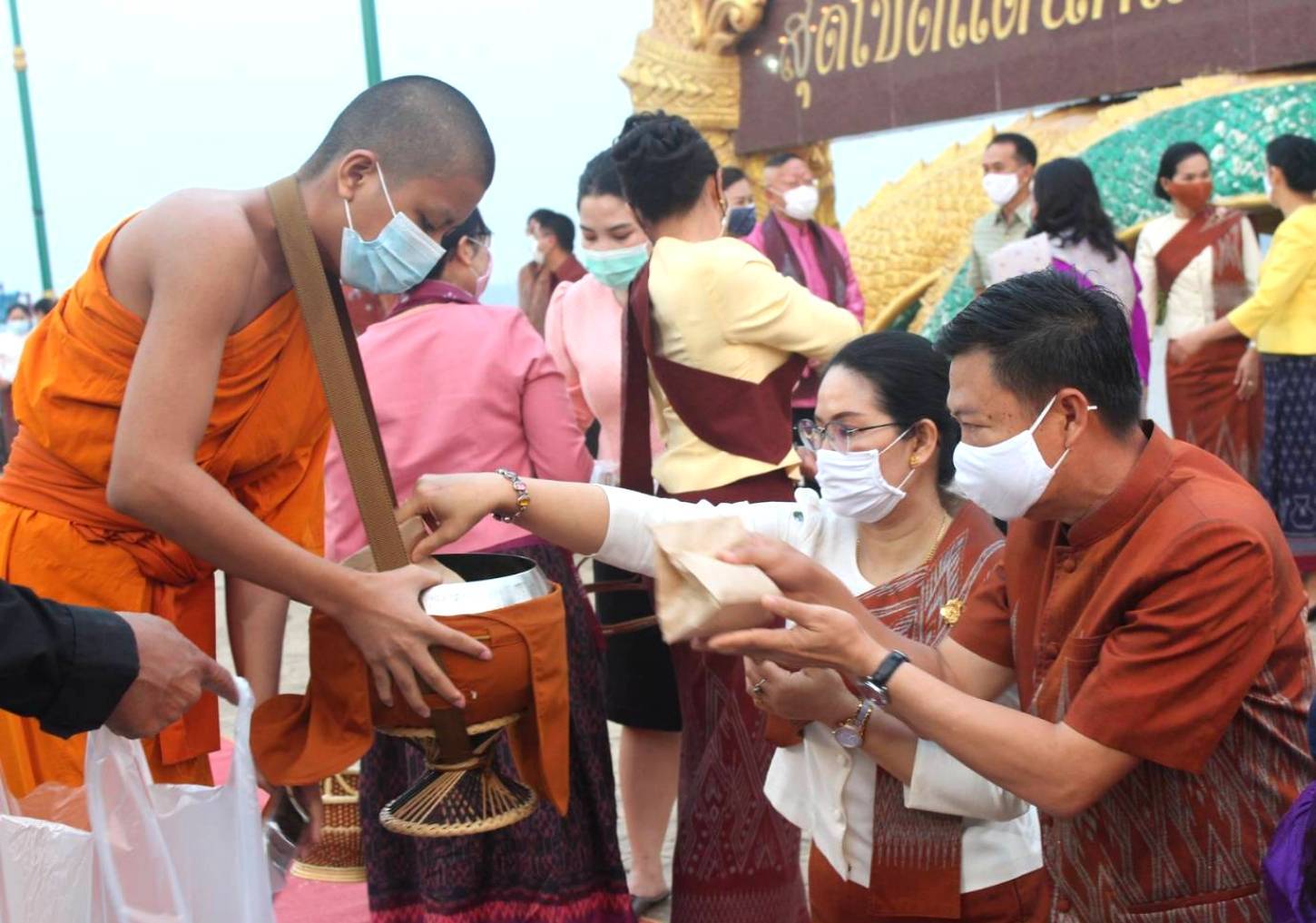 จังหวัดหนองคายจัดกิจกรรม”นุ่งผ้าหนองคาย ใส่บาตรริมโขง”โดยมีนายประเสริฐ ลือชาธนานนท์ ผู้ว่าราชการจังหวัดหนองคาย เป็นประธาน