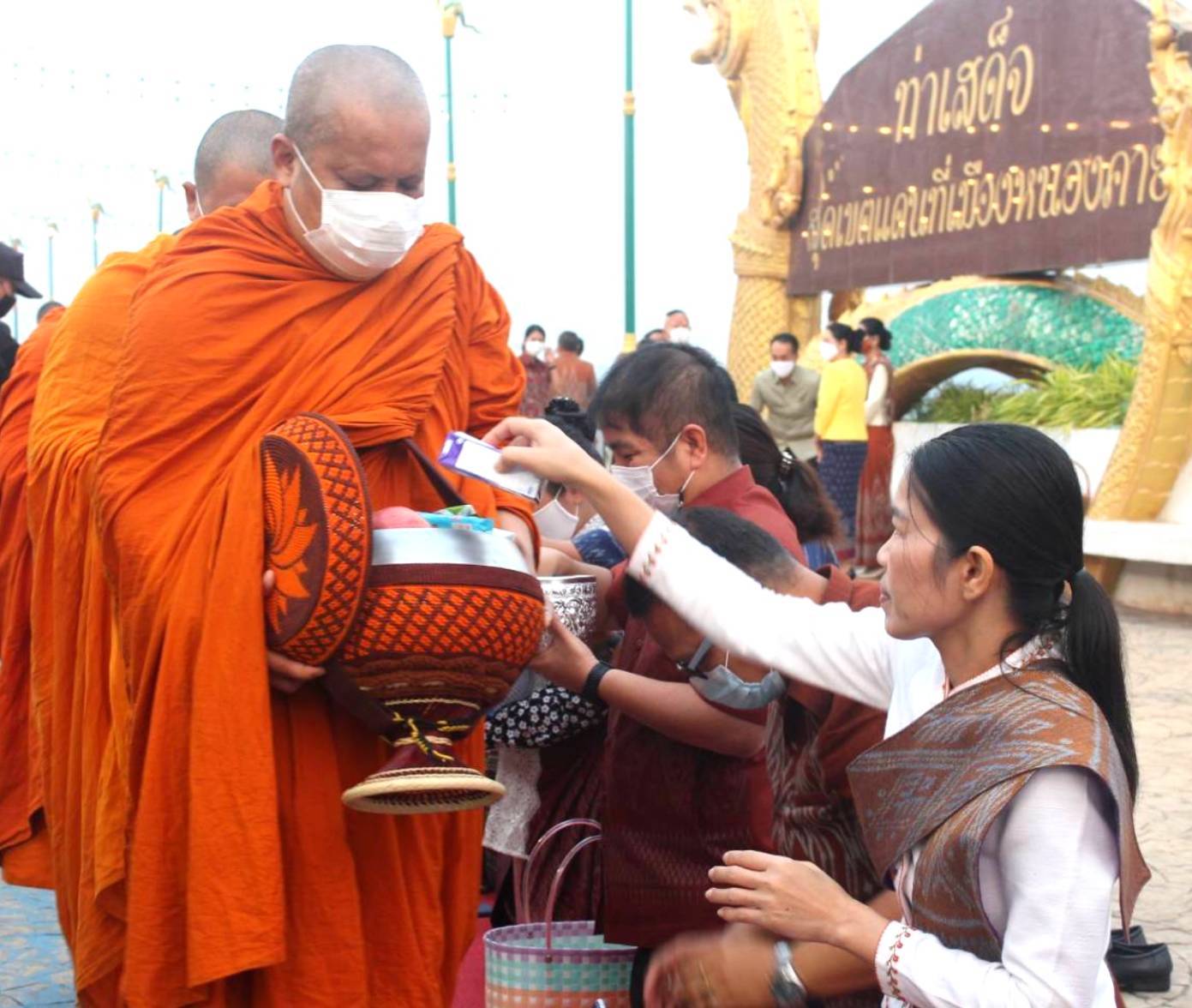 จังหวัดหนองคายจัดกิจกรรม”นุ่งผ้าหนองคาย ใส่บาตรริมโขง”โดยมีนายประเสริฐ ลือชาธนานนท์ ผู้ว่าราชการจังหวัดหนองคาย เป็นประธาน