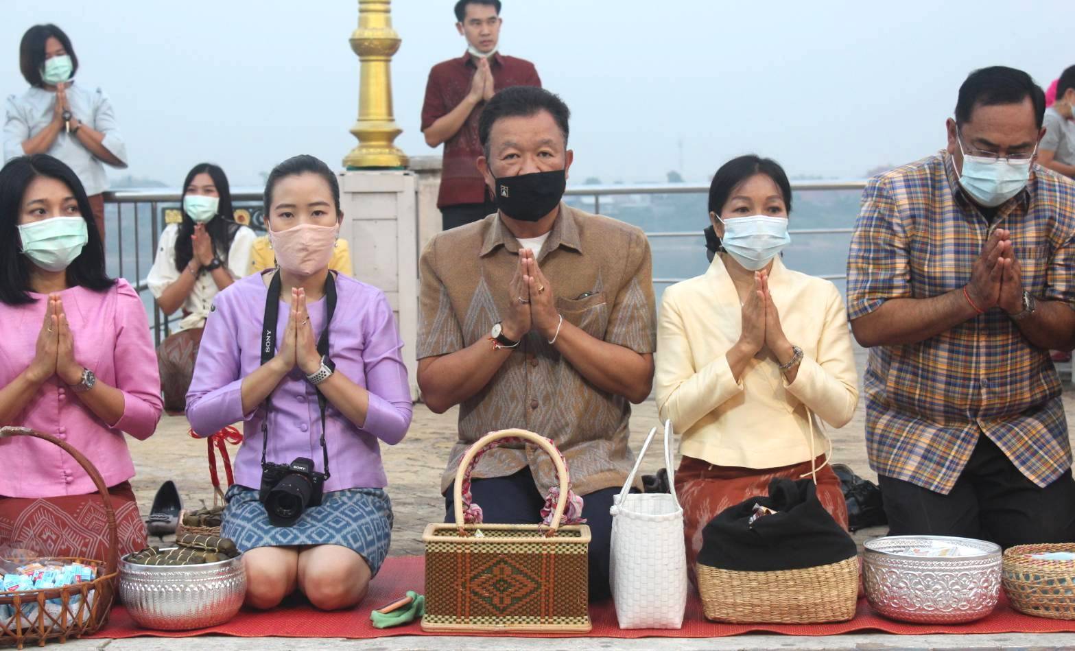 จังหวัดหนองคายจัดกิจกรรม”นุ่งผ้าหนองคาย ใส่บาตรริมโขง”โดยมีนายประเสริฐ ลือชาธนานนท์ ผู้ว่าราชการจังหวัดหนองคาย เป็นประธาน