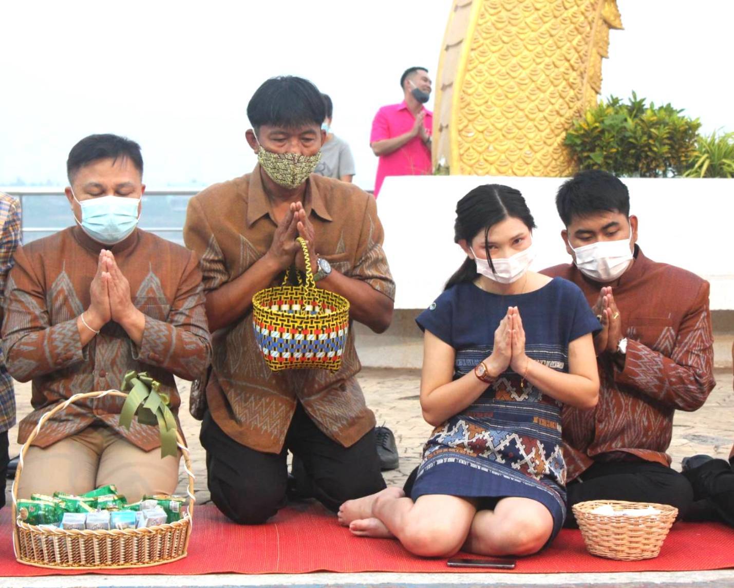 จังหวัดหนองคายจัดกิจกรรม”นุ่งผ้าหนองคาย ใส่บาตรริมโขง”โดยมีนายประเสริฐ ลือชาธนานนท์ ผู้ว่าราชการจังหวัดหนองคาย เป็นประธาน