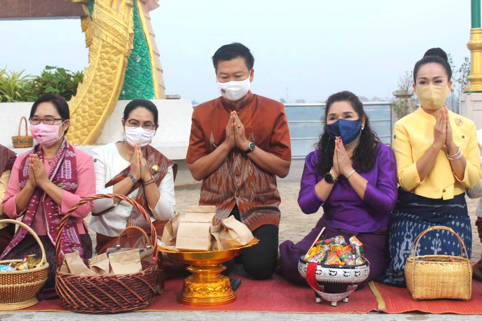 จังหวัดหนองคายจัดกิจกรรม”นุ่งผ้าหนองคาย ใส่บาตรริมโขง”โดยมีนายประเสริฐ ลือชาธนานนท์ ผู้ว่าราชการจังหวัดหนองคาย เป็นประธาน