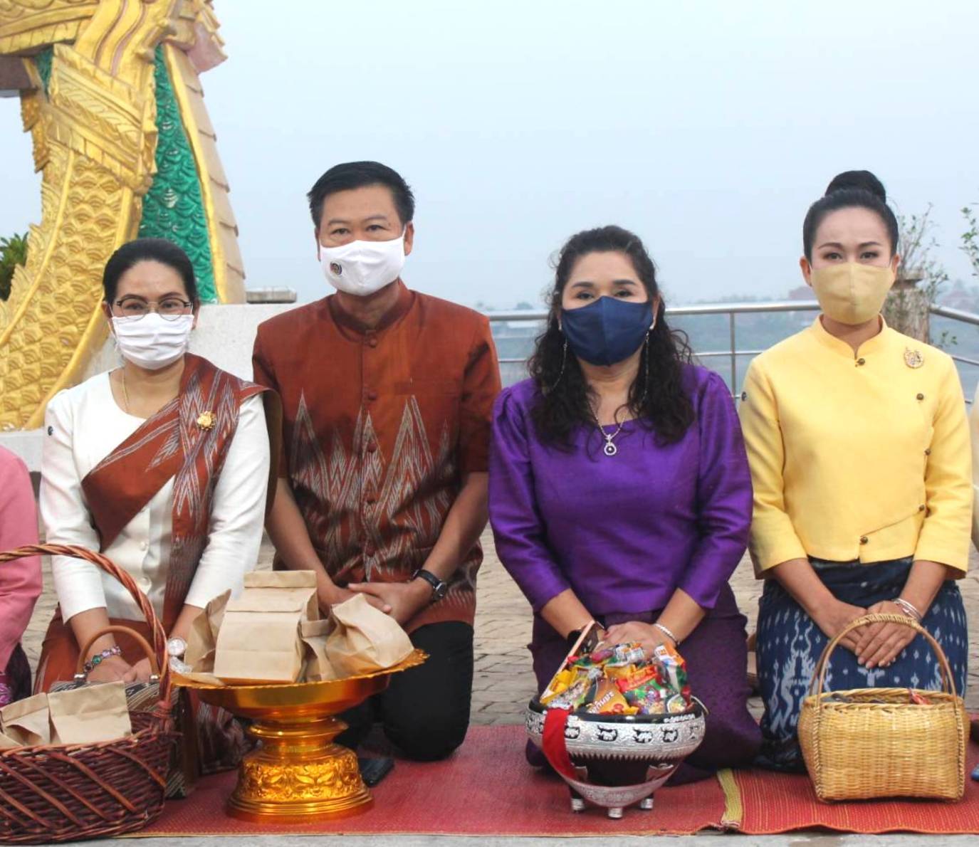 จังหวัดหนองคายจัดกิจกรรม”นุ่งผ้าหนองคาย ใส่บาตรริมโขง”โดยมีนายประเสริฐ ลือชาธนานนท์ ผู้ว่าราชการจังหวัดหนองคาย เป็นประธาน