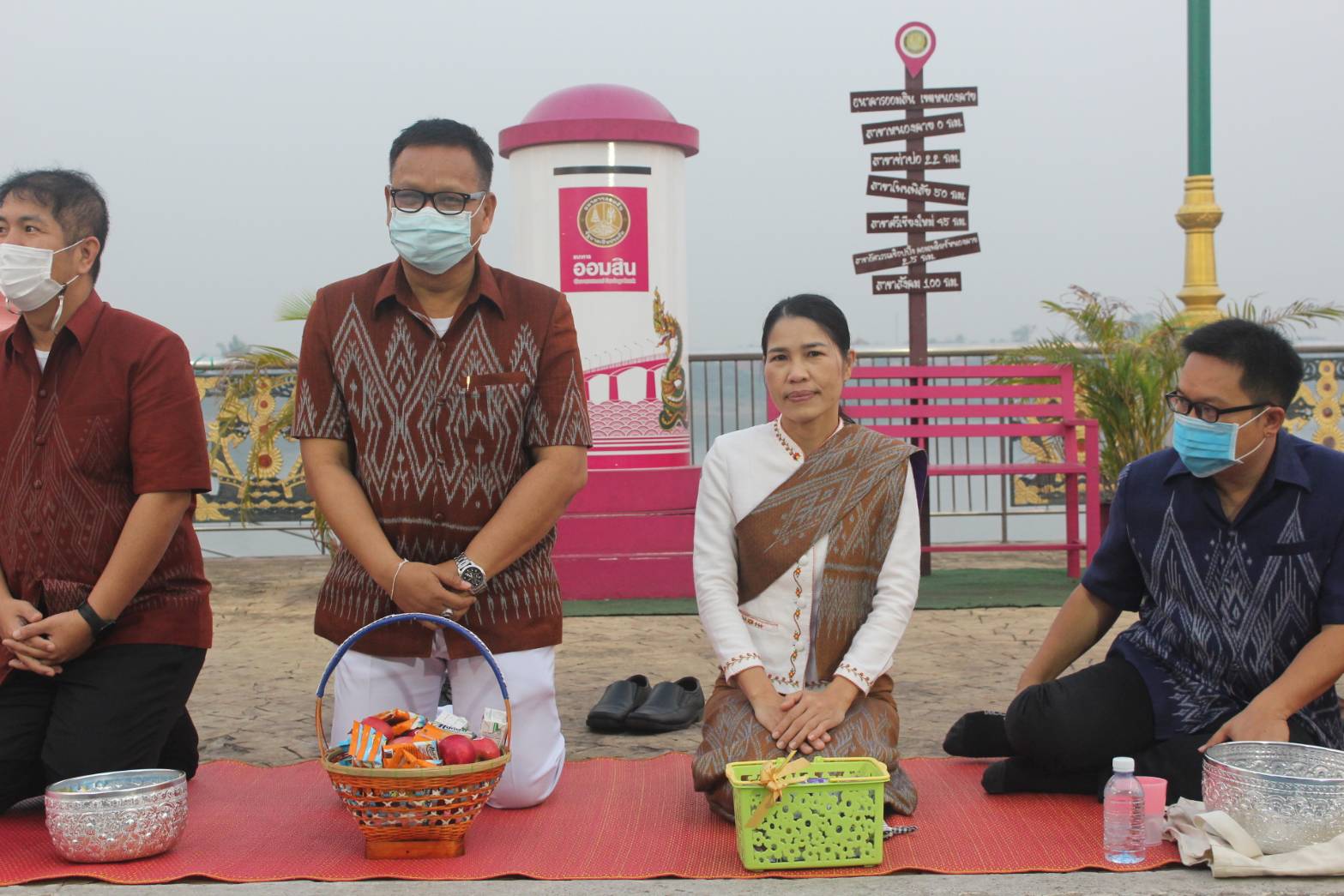 จังหวัดหนองคายจัดกิจกรรม”นุ่งผ้าหนองคาย ใส่บาตรริมโขง”โดยมีนายประเสริฐ ลือชาธนานนท์ ผู้ว่าราชการจังหวัดหนองคาย เป็นประธาน