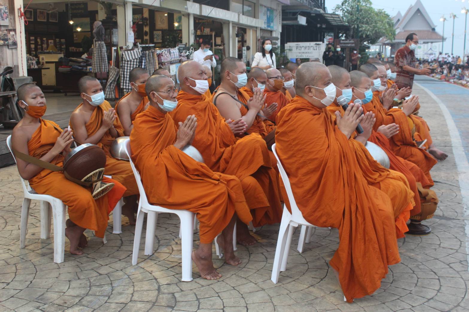 จังหวัดหนองคายจัดกิจกรรม”นุ่งผ้าหนองคาย ใส่บาตรริมโขง”โดยมีนายประเสริฐ ลือชาธนานนท์ ผู้ว่าราชการจังหวัดหนองคาย เป็นประธาน