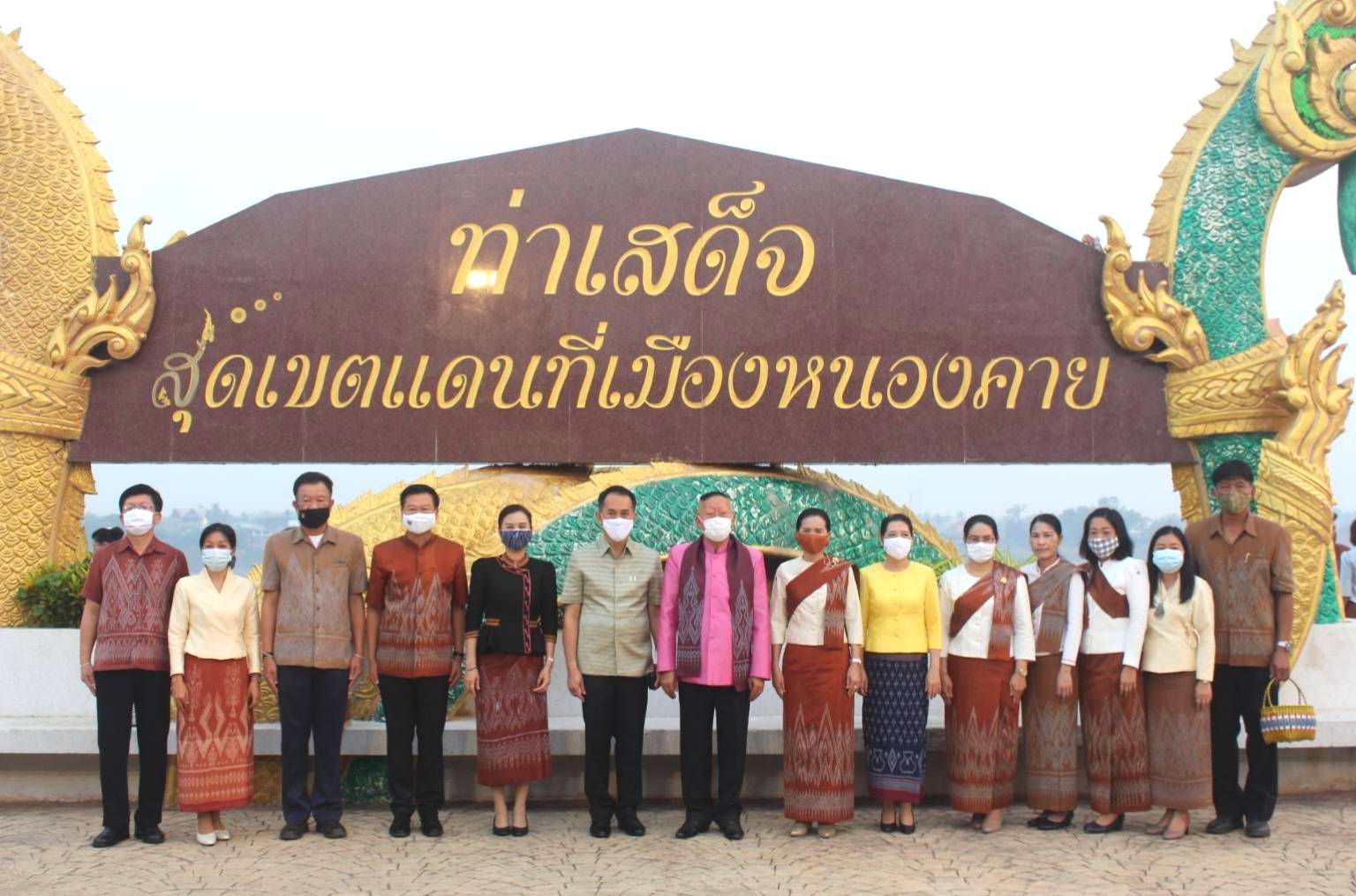 จังหวัดหนองคายจัดกิจกรรม”นุ่งผ้าหนองคาย ใส่บาตรริมโขง”โดยมีนายประเสริฐ ลือชาธนานนท์ ผู้ว่าราชการจังหวัดหนองคาย เป็นประธาน