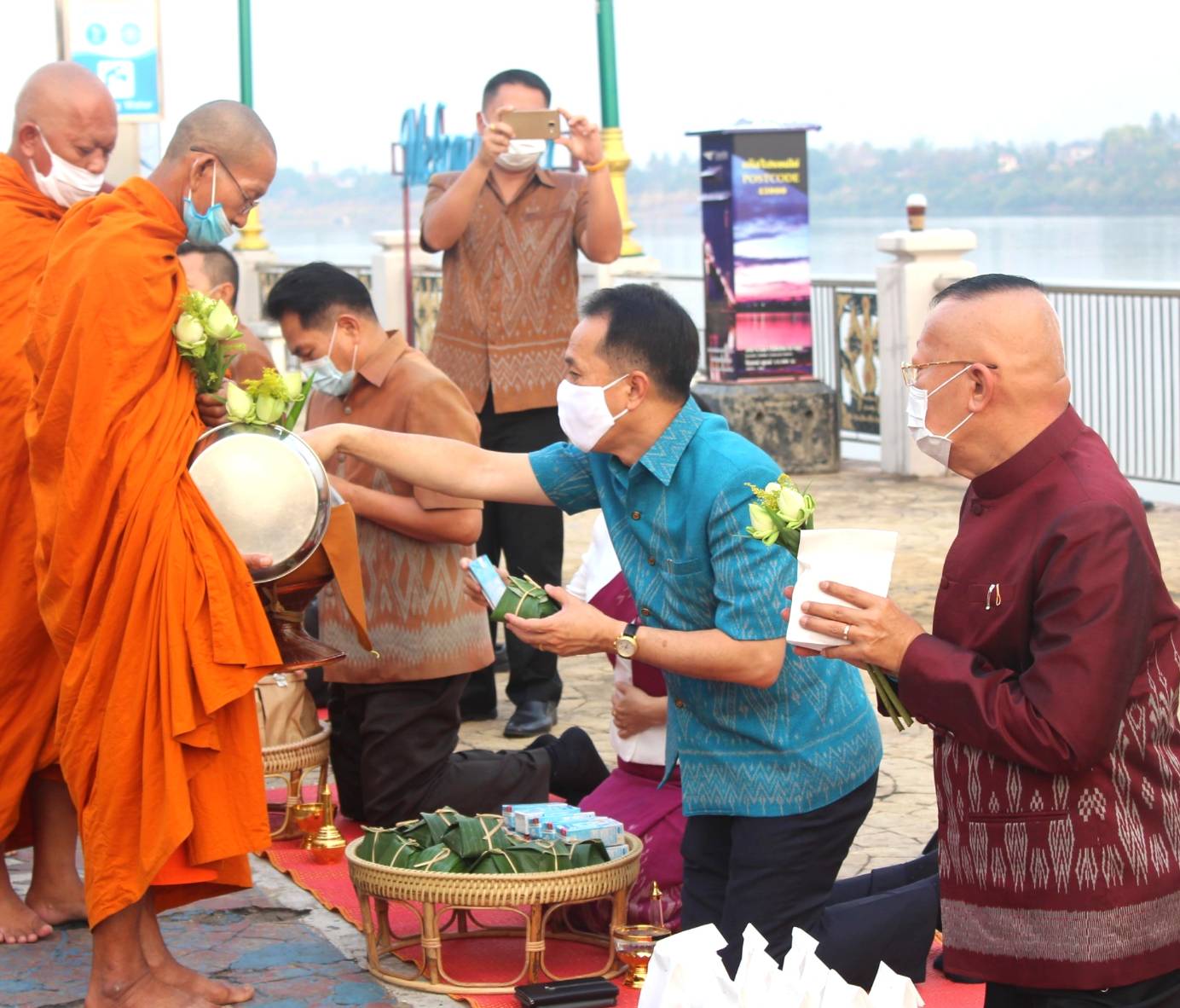 จังหวัดหนองคายจัดกิจกรรม”นุ่งผ้าหนองคาย ใส่บาตรริมโขง”โดยมีนายประเสริฐ ลือชาธนานนท์ ผู้ว่าราชการจังหวัดหนองคาย เป็นประธาน