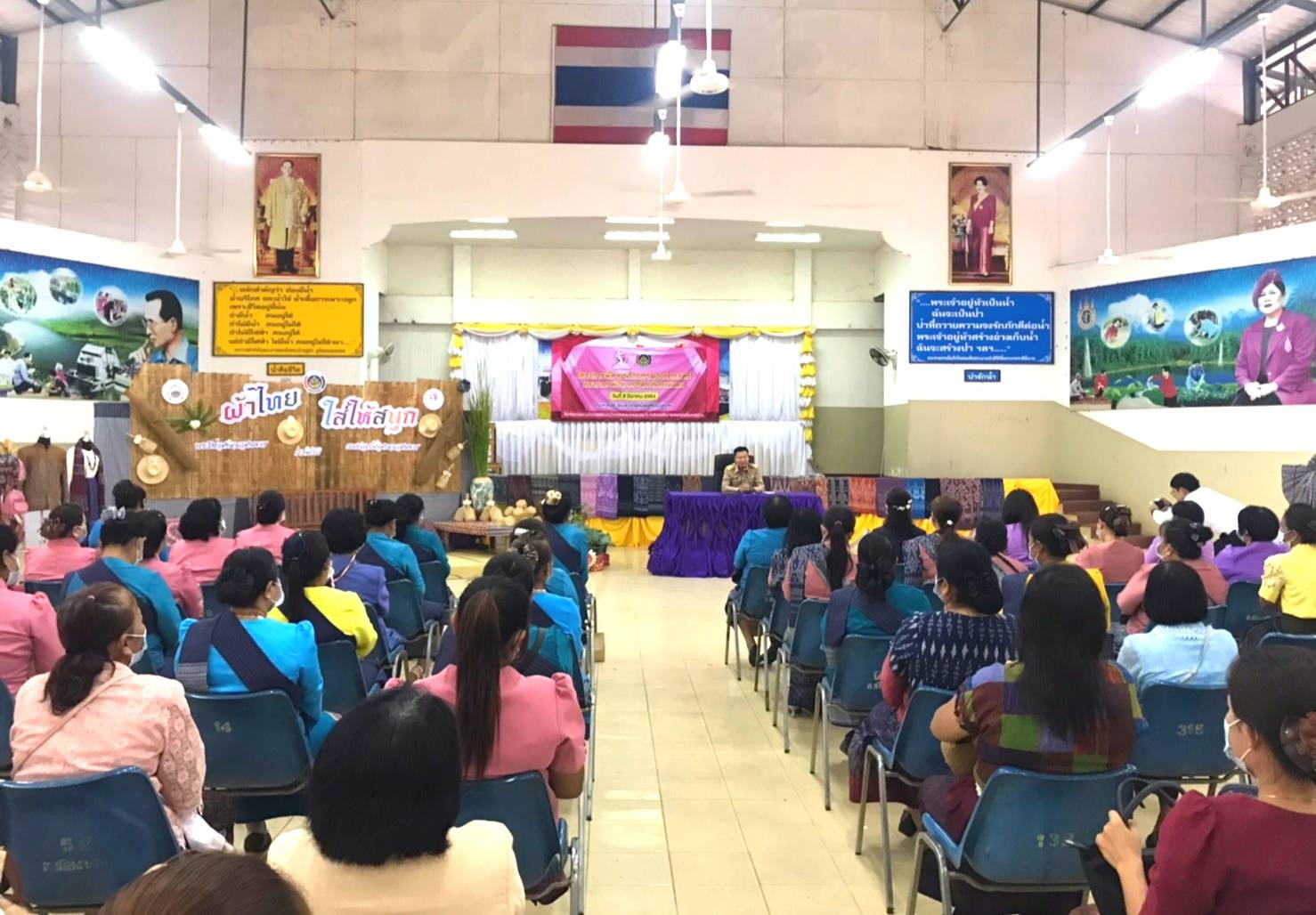 พช.หนองคาย ดำเนินโครงการรวมพลังสตรี “ผ้าไทย ใส่ให้สนุก ” และโครงการพัฒนาศักยภาพองค์กรสตรีด้านการทำหน้ากากผ้าต้านภัยโรคติดต่อ(ประเภทเงินอุดหนุน)