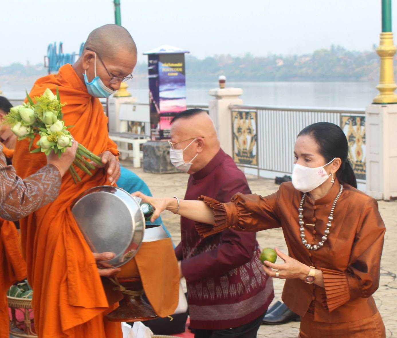 จังหวัดหนองคายจัดกิจกรรม”นุ่งผ้าหนองคาย ใส่บาตรริมโขง”โดยมีนายประเสริฐ ลือชาธนานนท์ ผู้ว่าราชการจังหวัดหนองคาย เป็นประธาน
